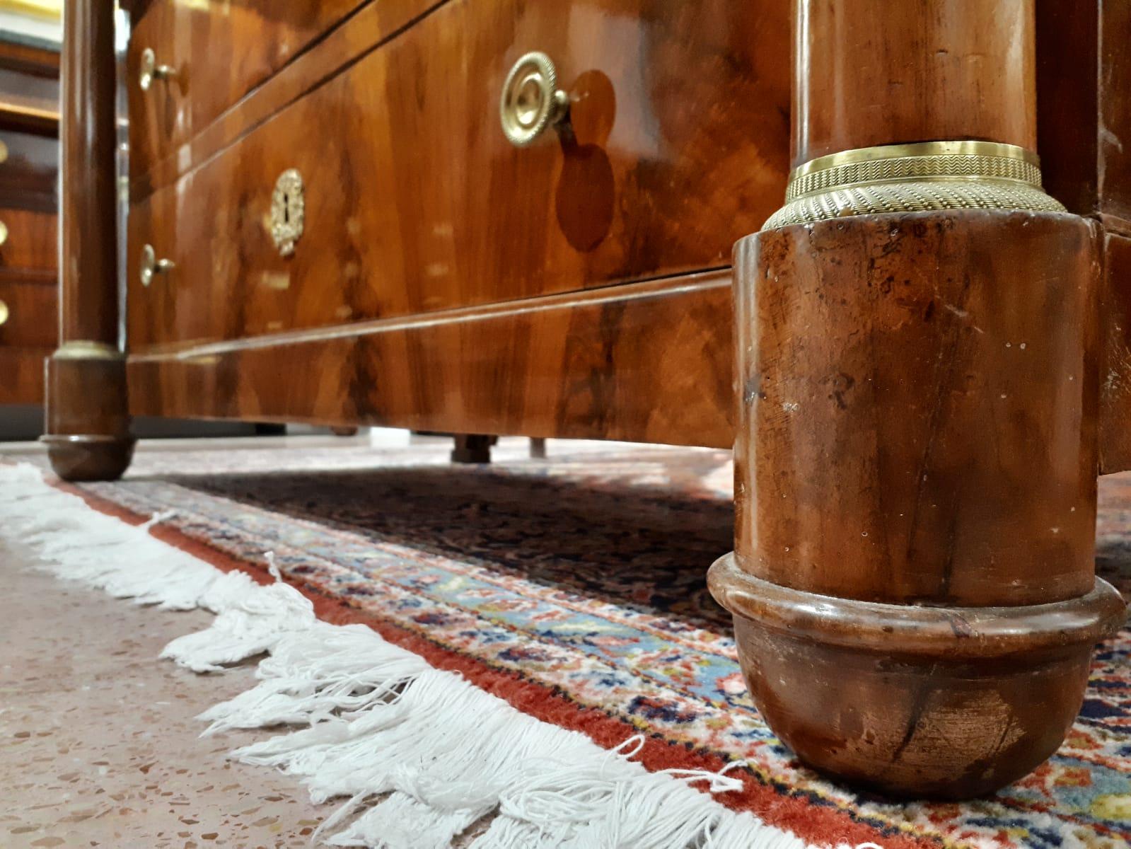 Early 19th Century Empire Flame Walnut and Marble Chest of Drawer RESTORED In Good Condition For Sale In Toledo, Castilla La Mancha