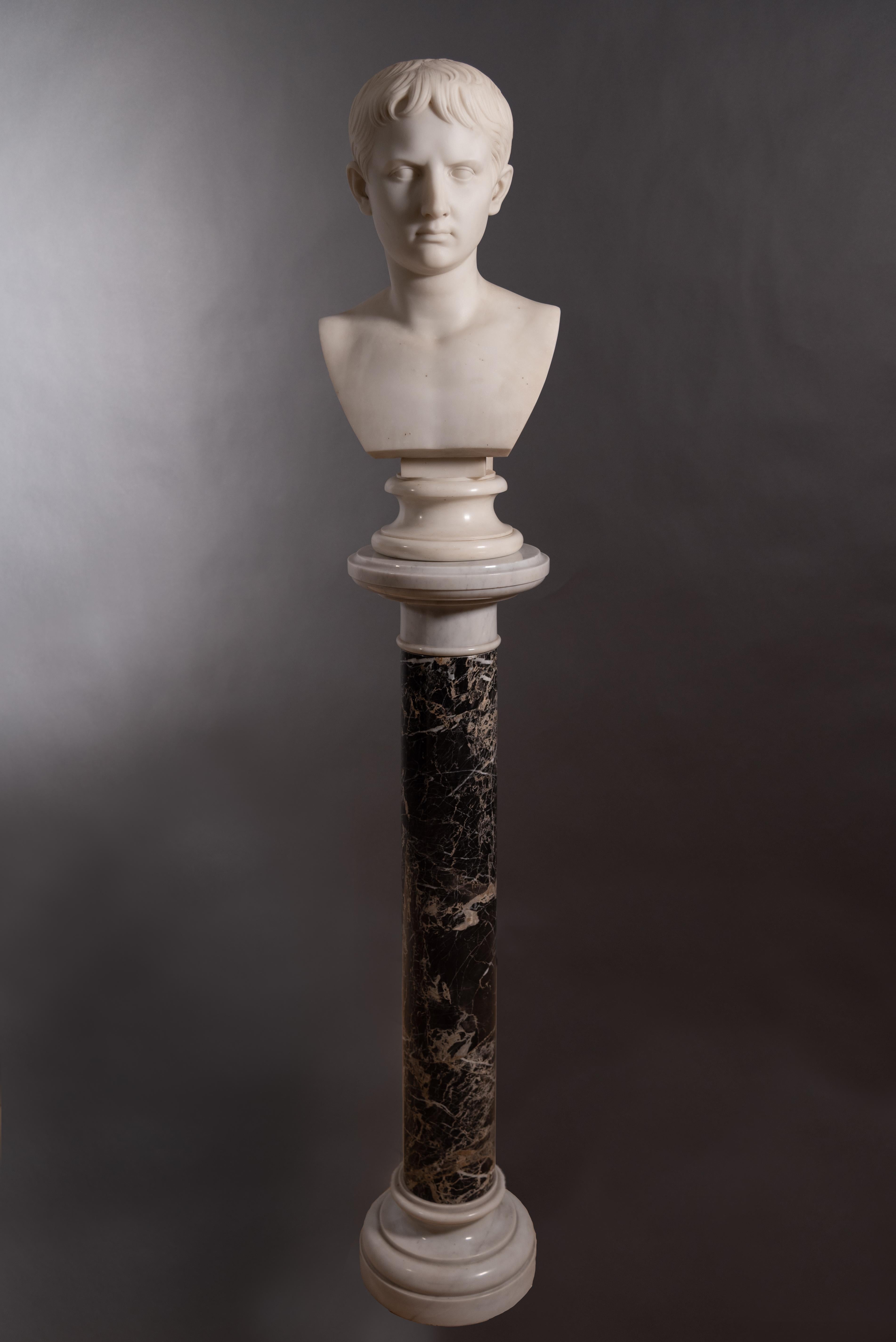 Une belle et importante colonne en marbre veiné noir et blanc avec une base et un épi de faîtage en marbre de Carrare blanc pur.
Les veines se combinent dans un tissage fascinant pour former un élégant motif abstrait.
Il se compose de trois éléments