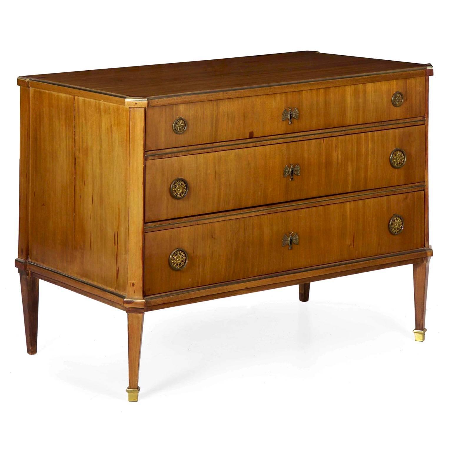 An elegant chest of drawers both tidy and pleasing form, it adheres closely to the Empire aesthetic with an angularity and faceted squareness throughout. Restraint is shown in every aspect of the design, the craftsman choosing mahogany veneers that