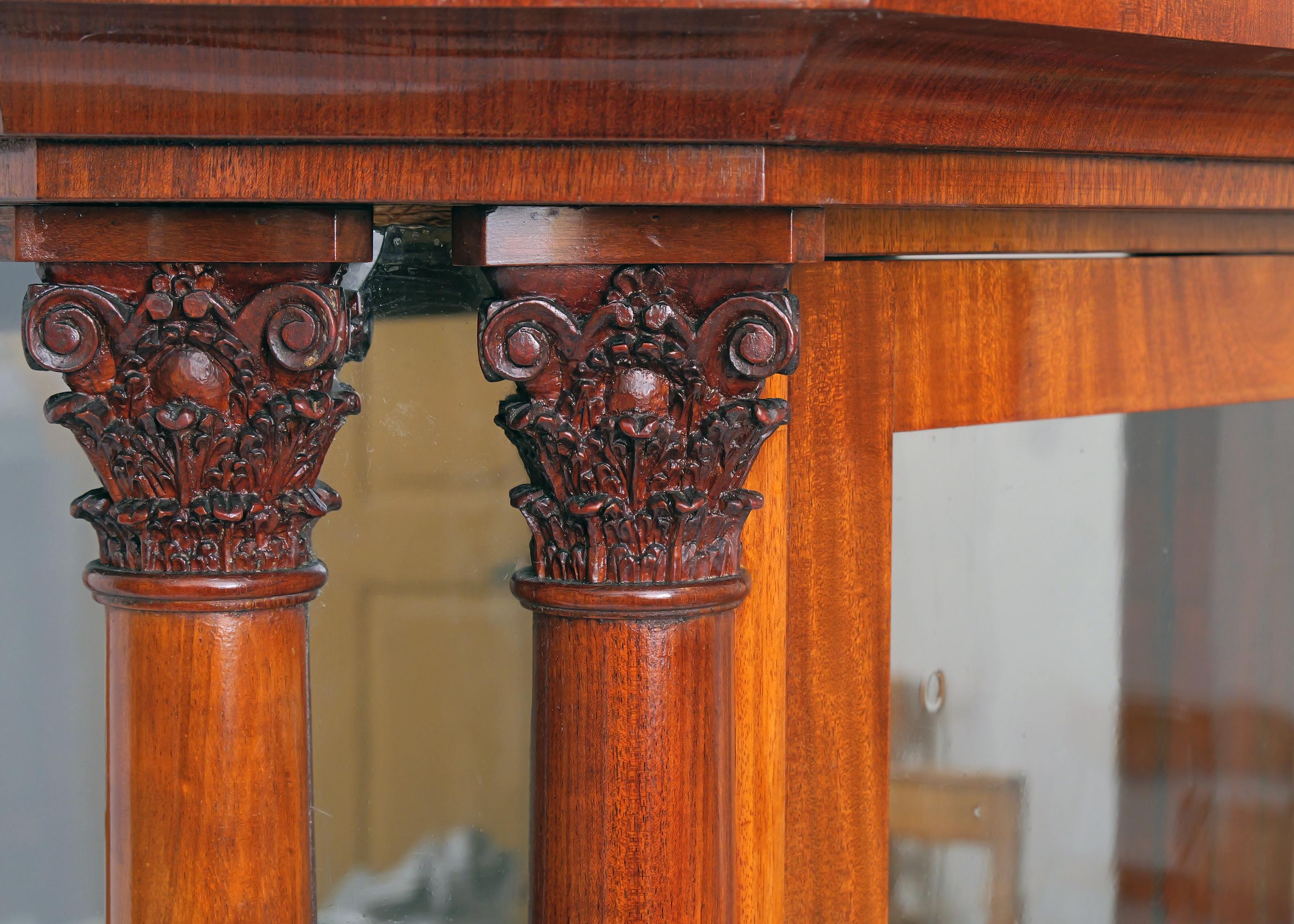 Early 19th Century Neoclassical Mahogany Vitrine with Mythological scene, Berlin Neoclásico en venta