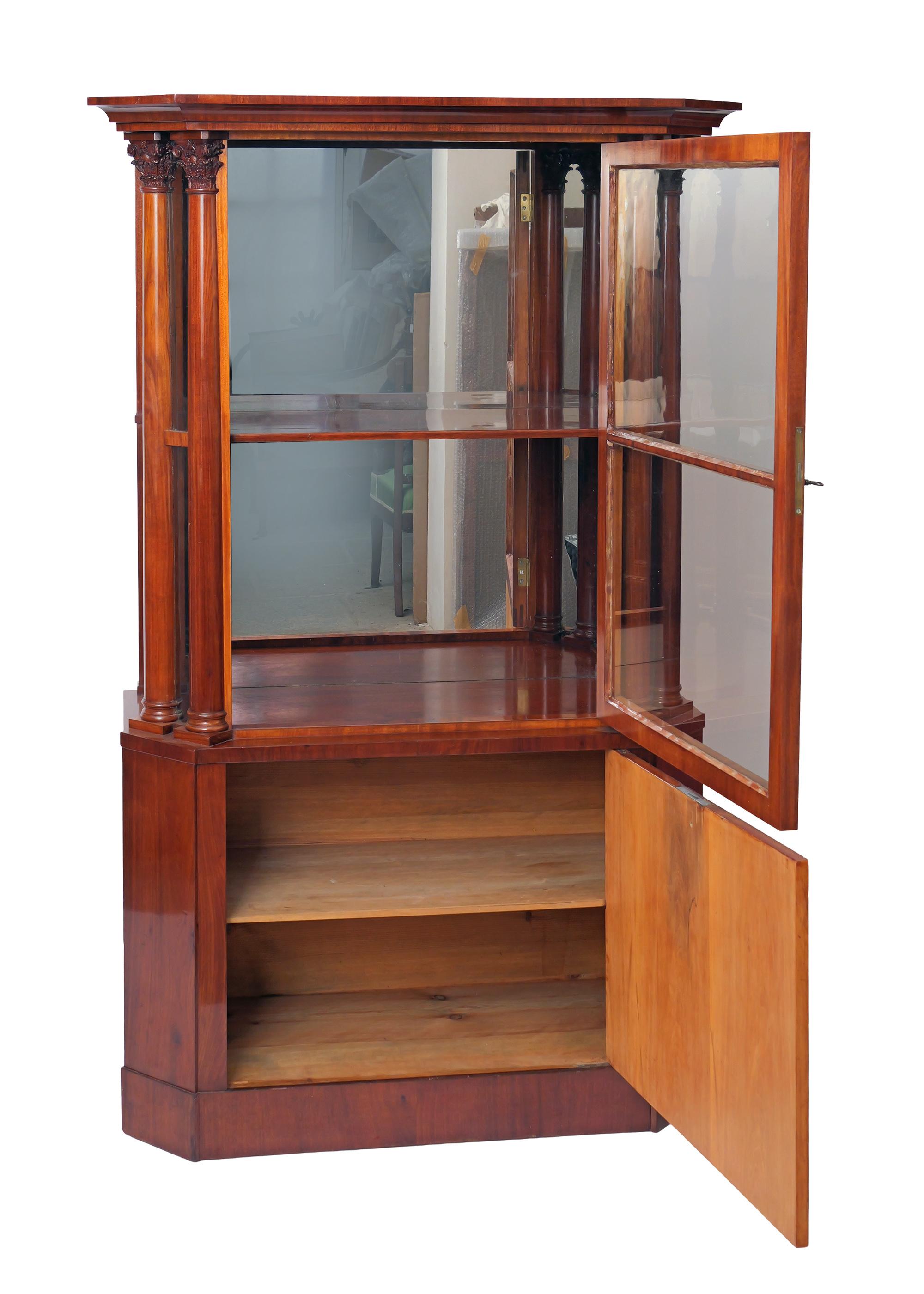 Early 19th Century Neoclassical Mahogany Vitrine with Mythological scene, Berlin en Bueno estado para la venta en Dresden, DE