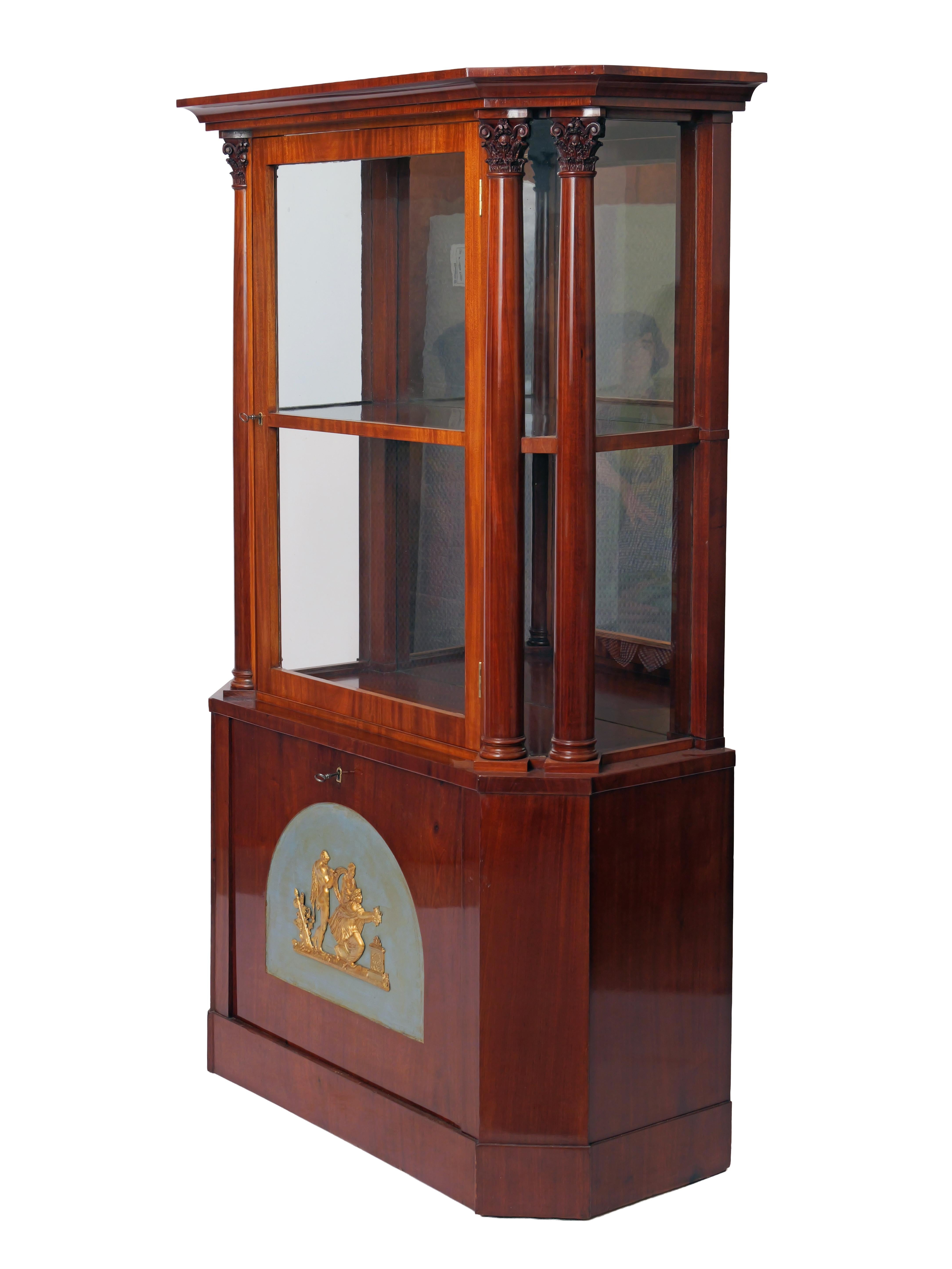 Early 19th Century Neoclassical Mahogany Vitrine with Mythological scene, Berlin en venta 1