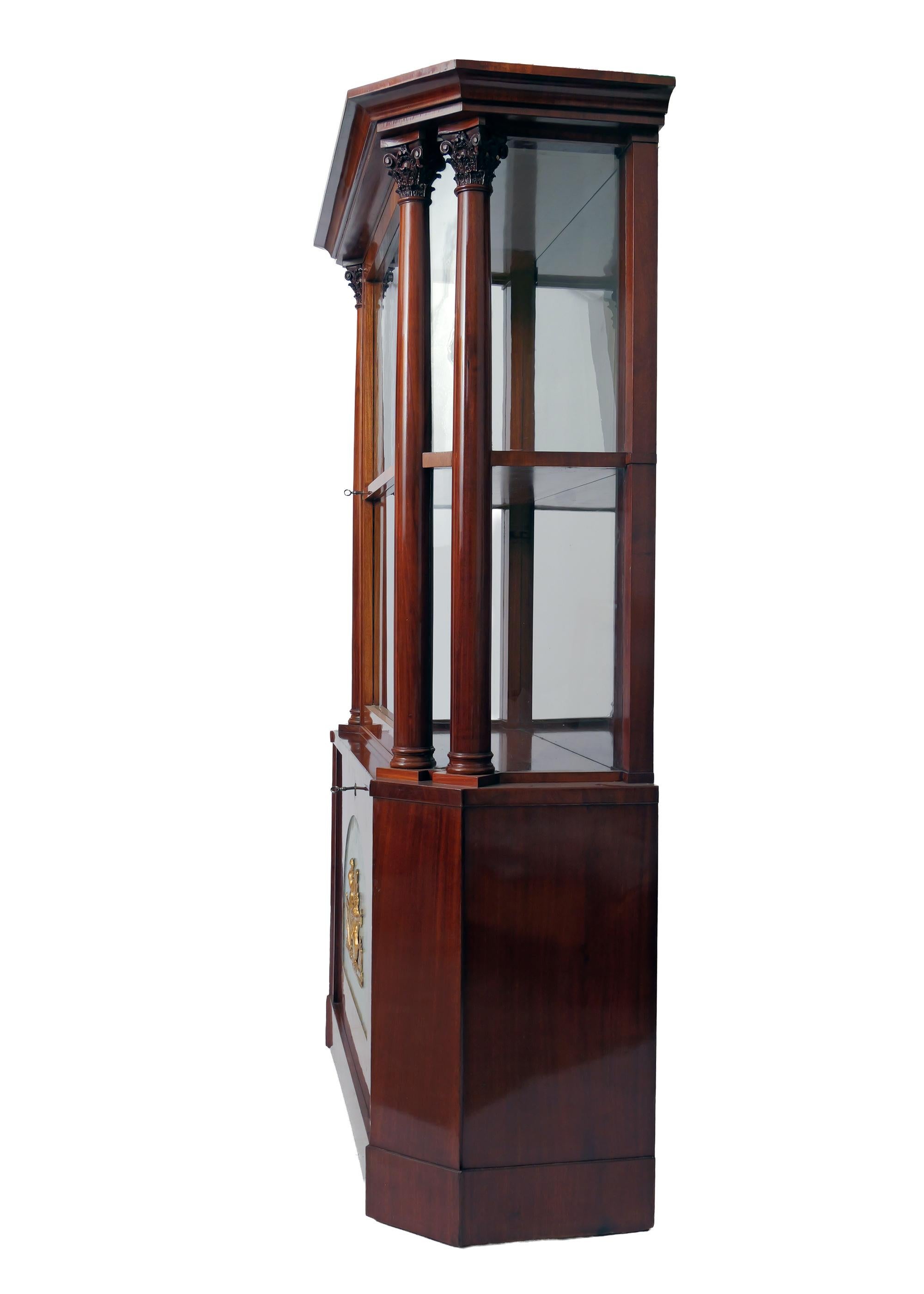 Early 19th Century Neoclassical Mahogany Vitrine with Mythological scene, Berlin en venta 2