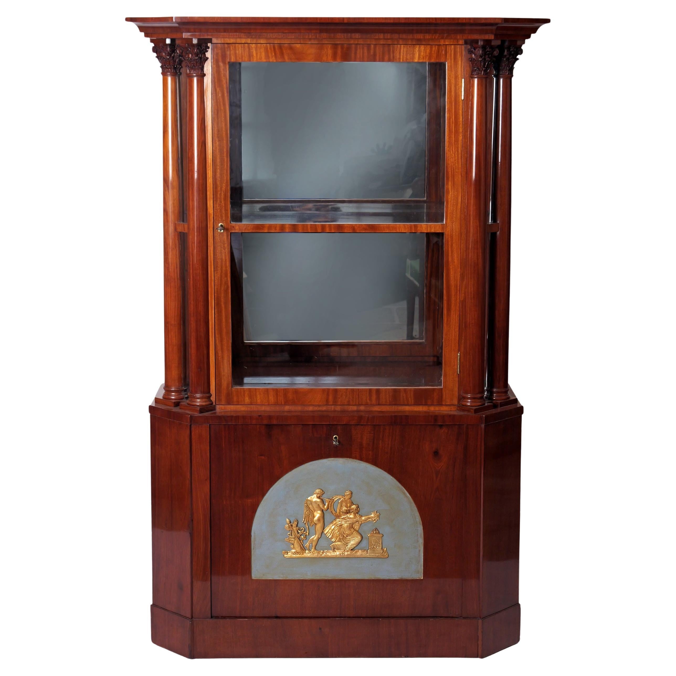 Early 19th Century Neoclassical Mahogany Vitrine with Mythological scene, Berlin en venta