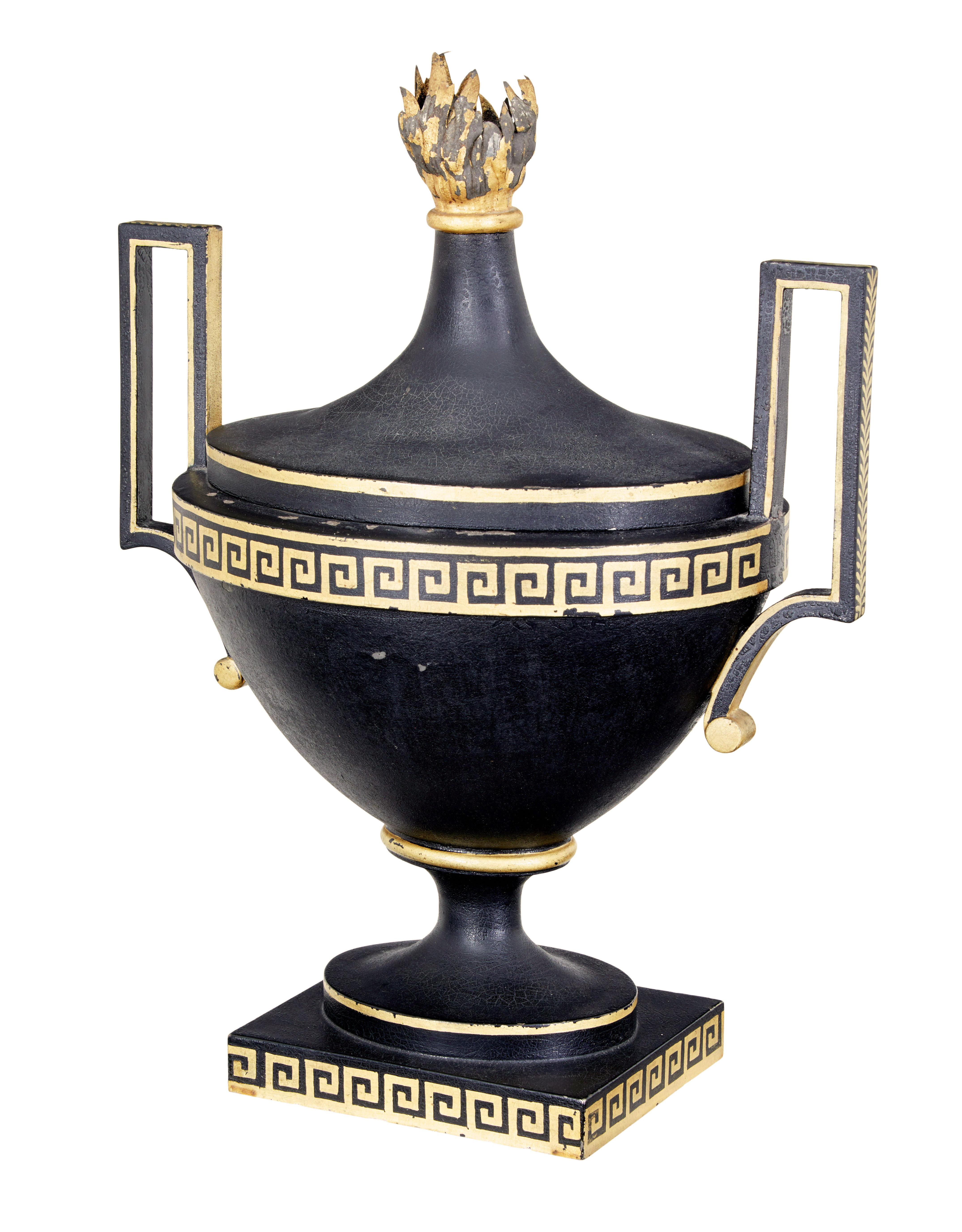 Urna decorativa de toletería imperio de principios del siglo XIX, hacia 1830.

Rara urna decorativa que se habría utilizado para incienso o pot pourri. Pintura negra original con influencias griegas muy marcadas, con la llave griega pintada en
