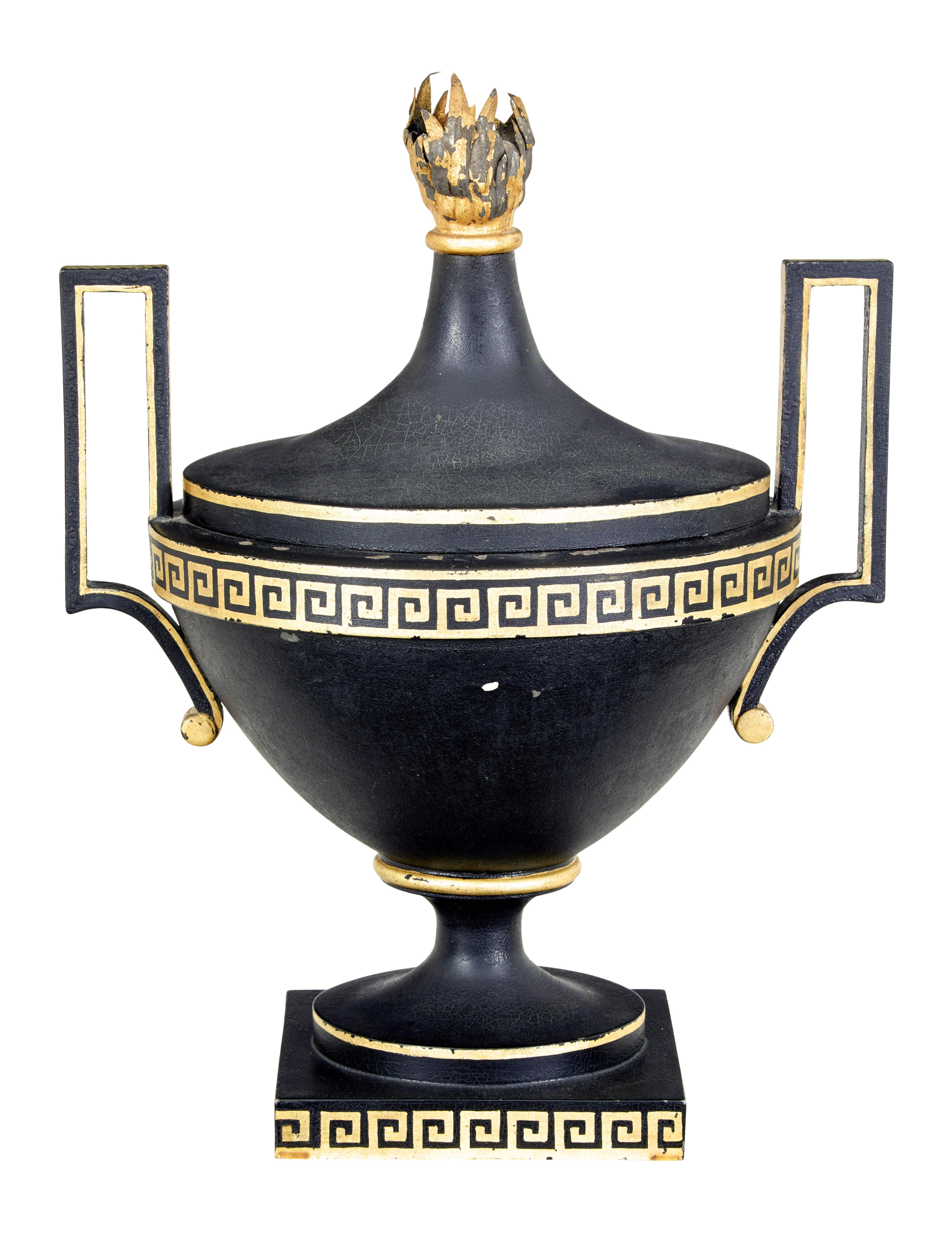 Dekorative Toleware-Urne aus dem frühen 19. Jahrhundert, um 1830.

Seltene dekorative Urne, die für Weihrauch oder Potpourri verwendet wurde. Originaler schwarzer Anstrich mit sehr starken griechischen Einflüssen mit dem vergoldeten griechischen