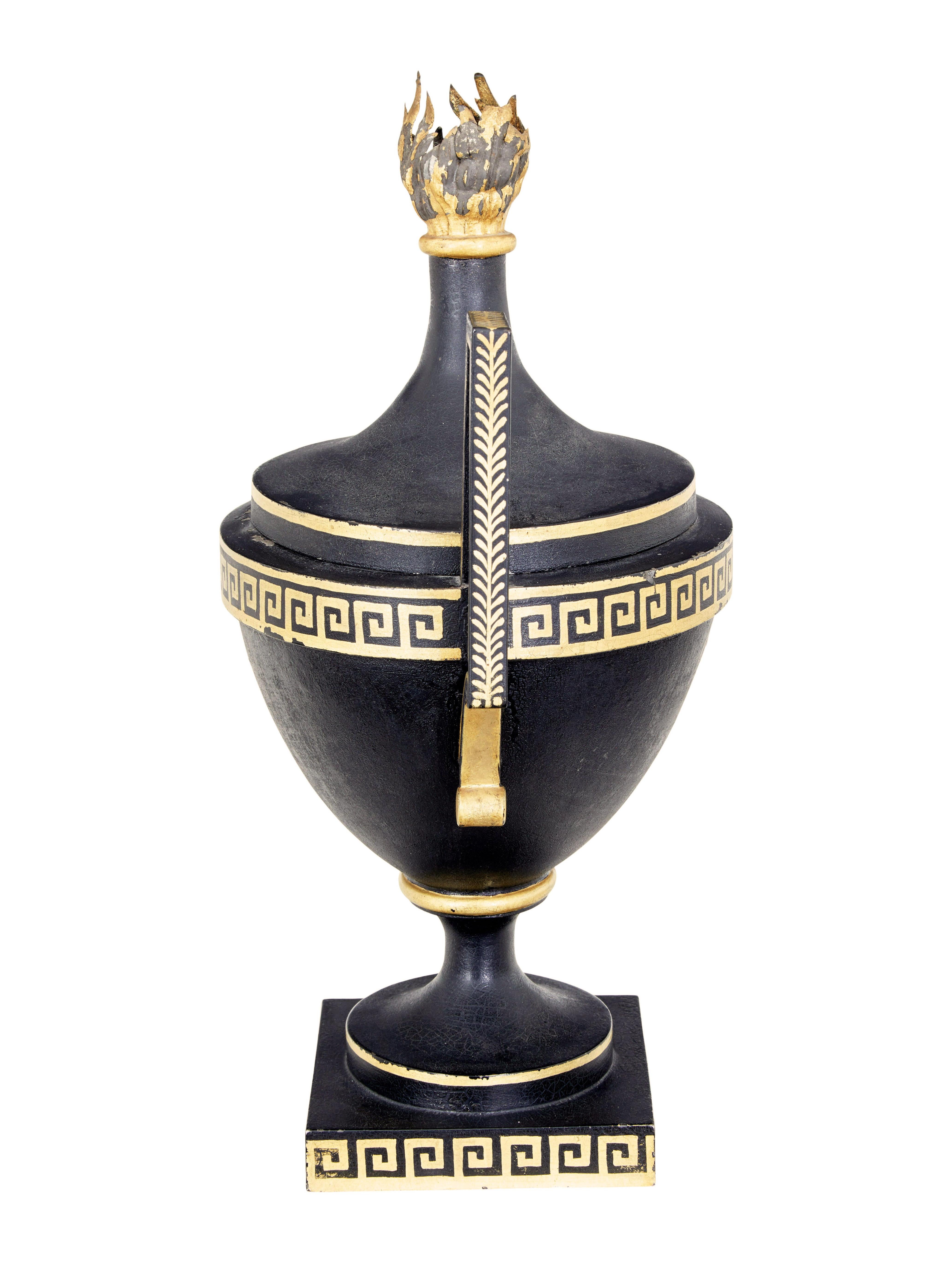 Urna decorativa de toletería imperio de principios del siglo XIX Imperio en venta