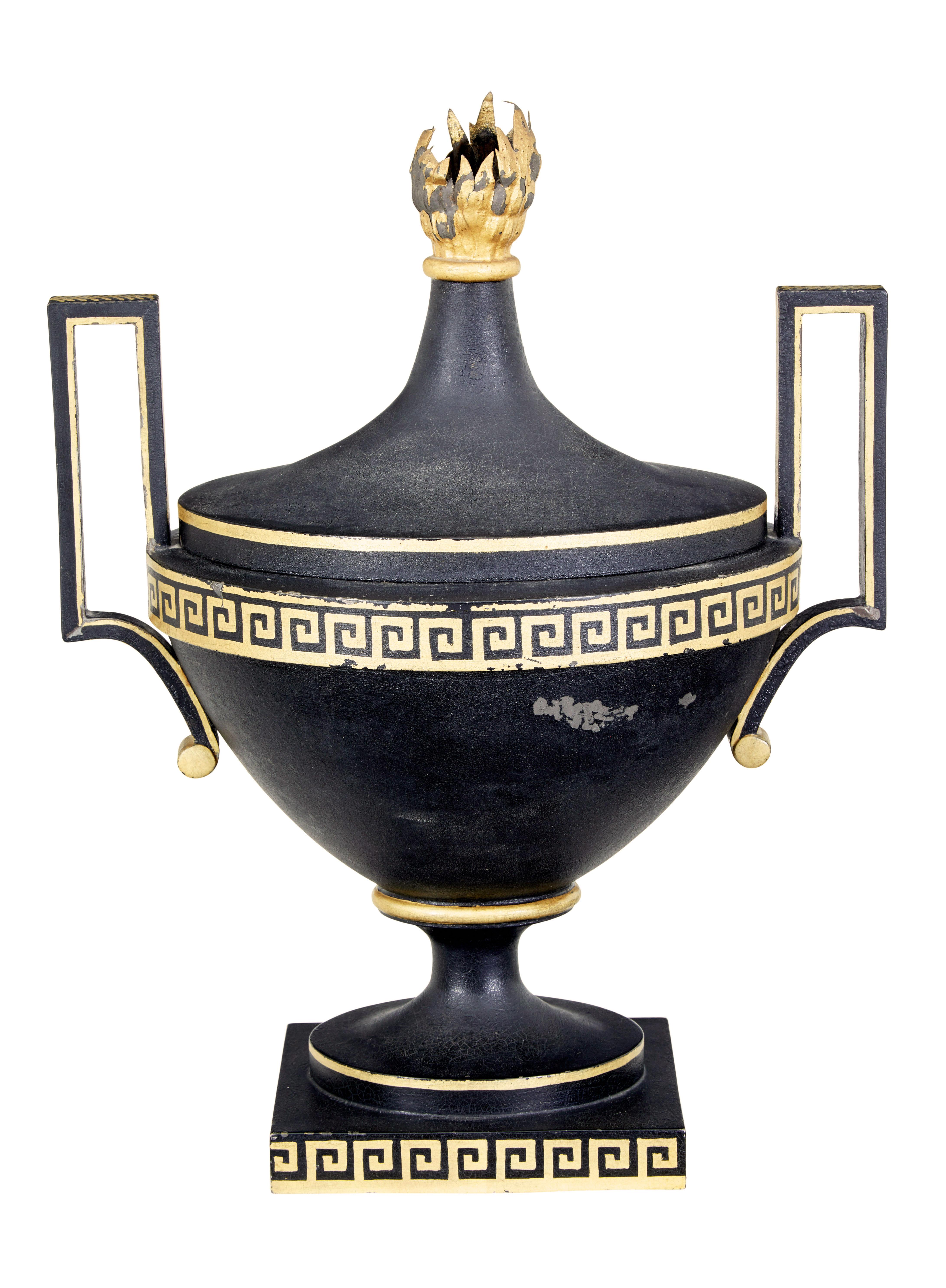 Urna decorativa de toletería imperio de principios del siglo XIX Sueco en venta