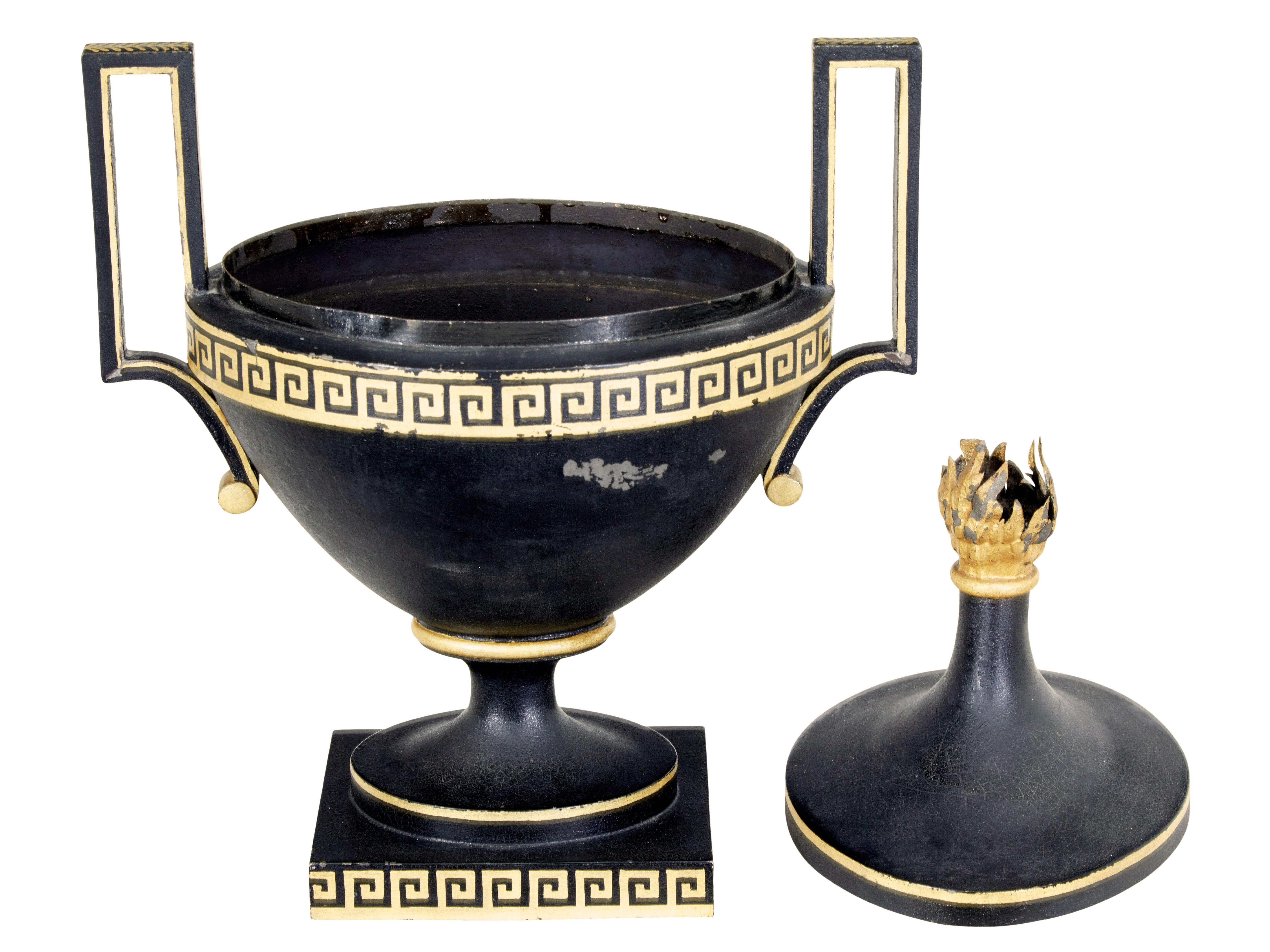 Urna decorativa de toletería imperio de principios del siglo XIX Dorado en venta