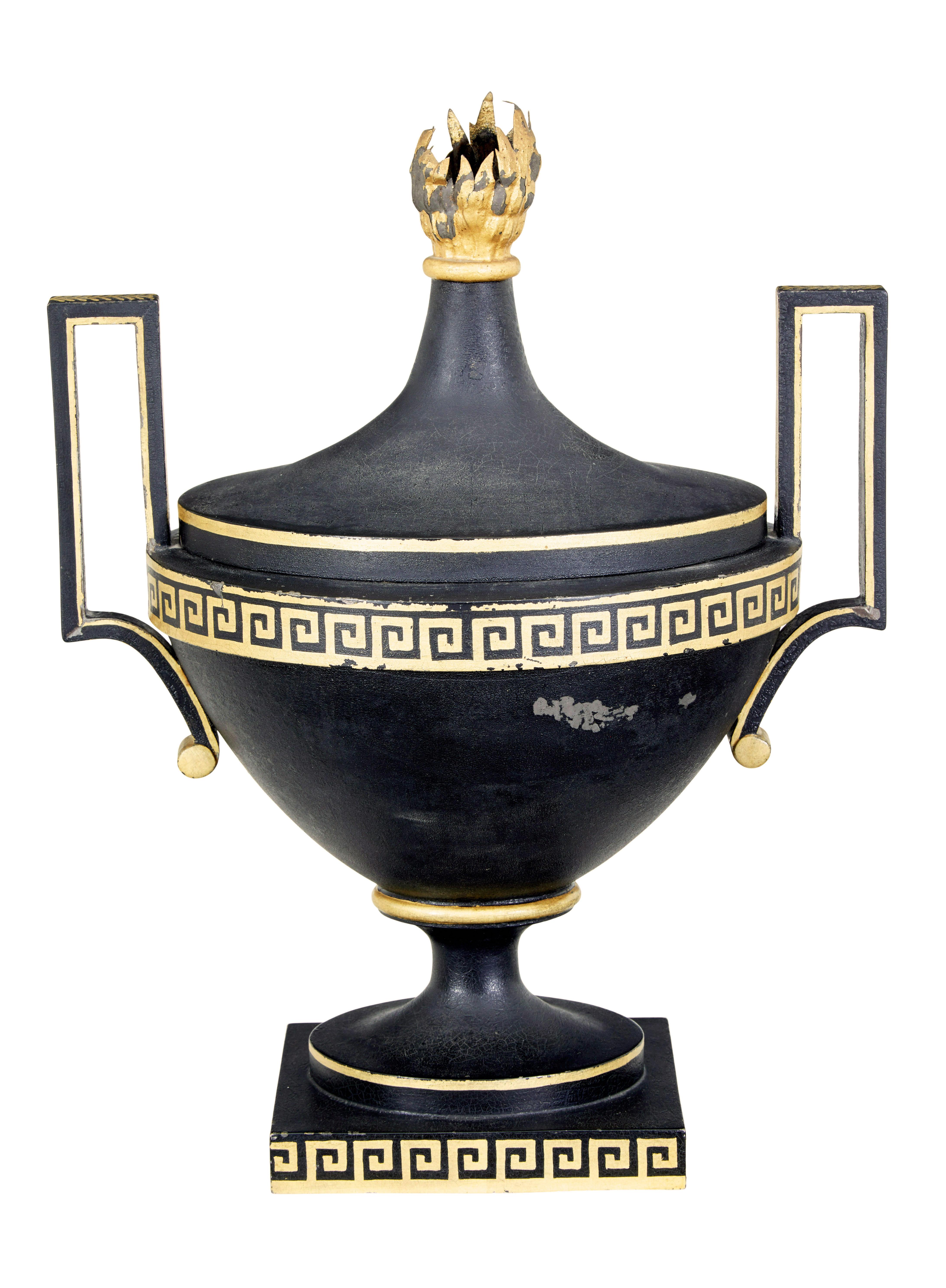 Frühe dekorative Toleware-Urne aus dem 19. (Vergoldet) im Angebot