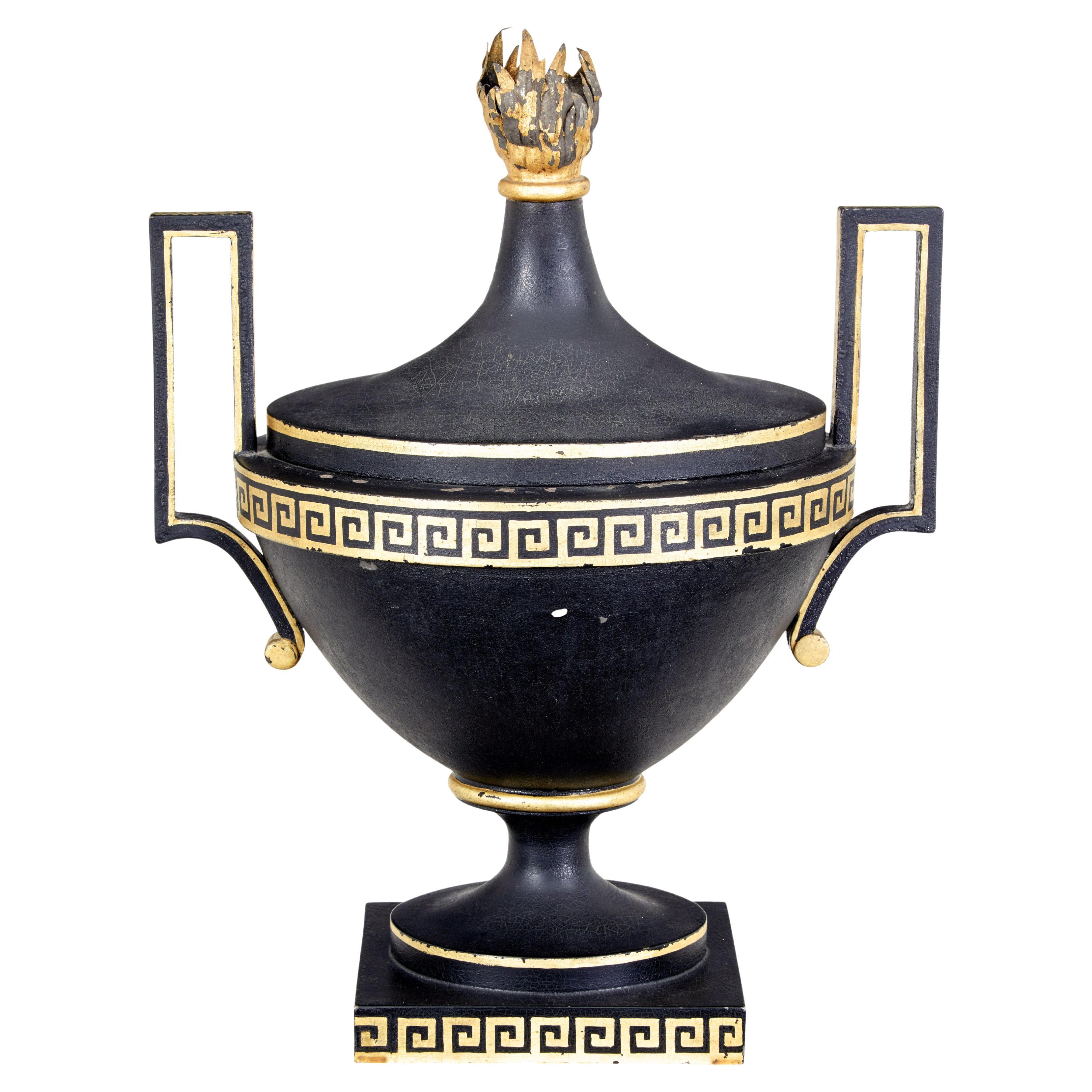 Urna decorativa de toletería imperio de principios del siglo XIX en venta
