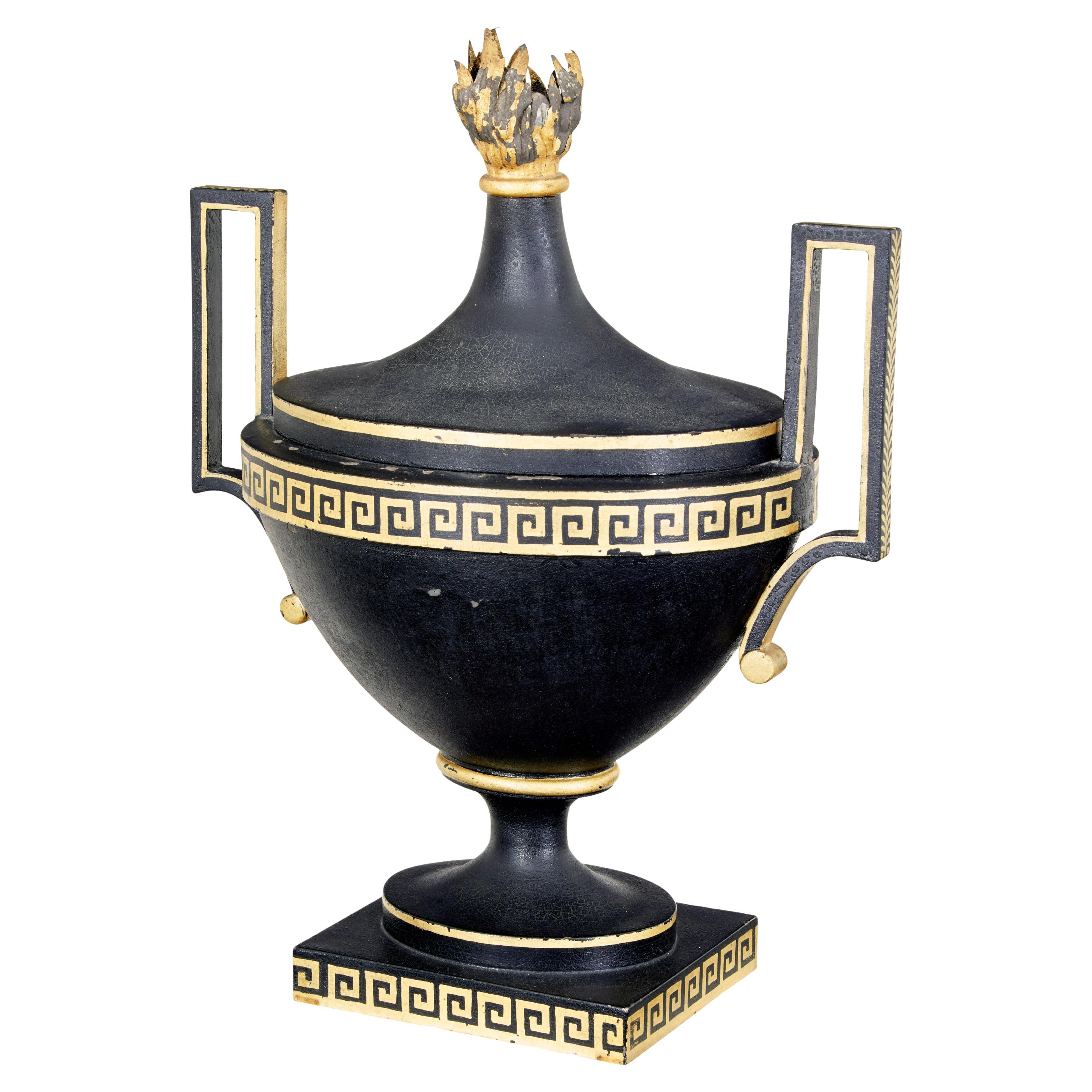 Frühe dekorative Toleware-Urne aus dem 19. im Angebot