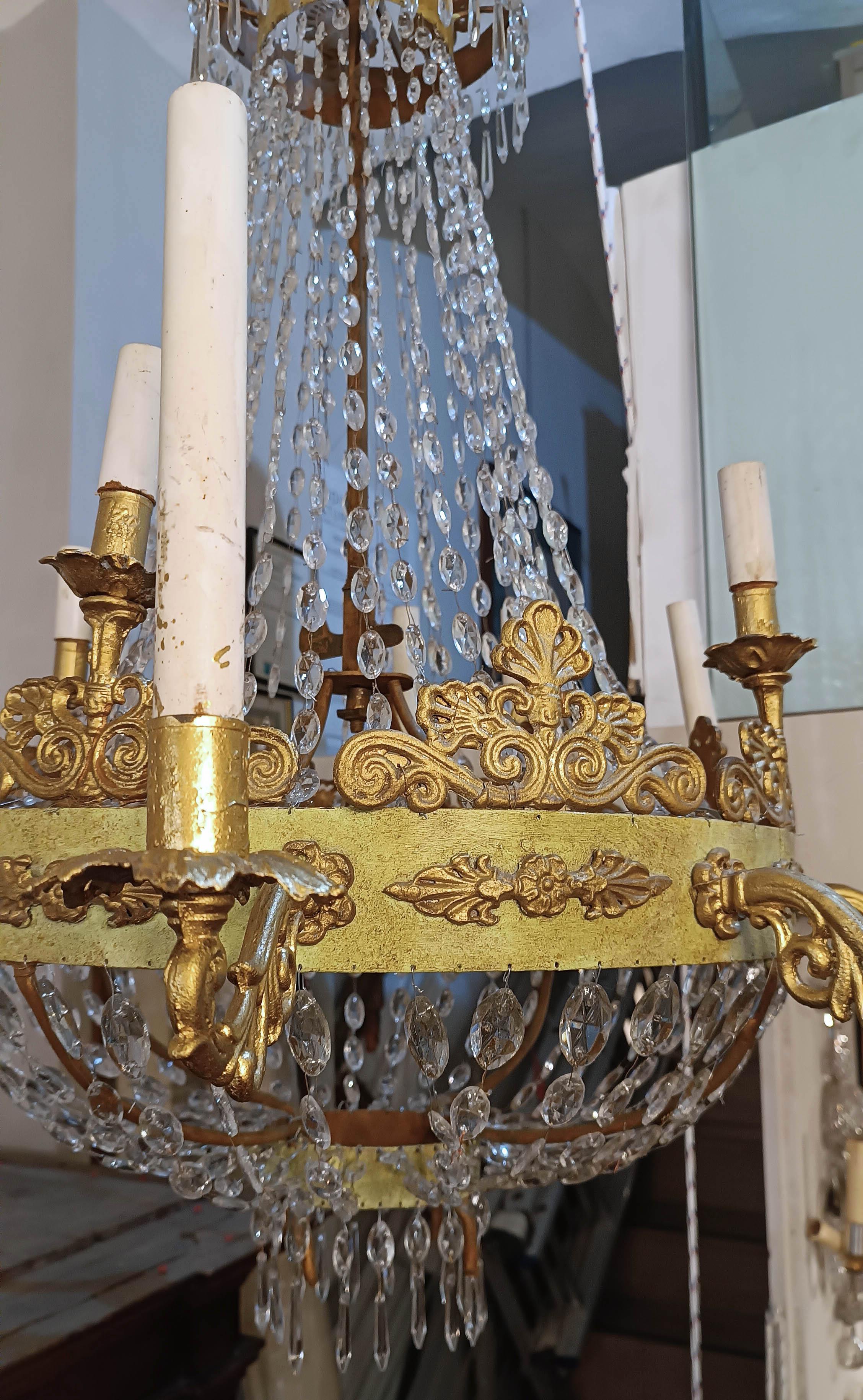 EARLY 19th CENTURY EMPIRE TUNDISH CHANDELIER IN IRON AND CRYSTALS  In Good Condition For Sale In Firenze, FI