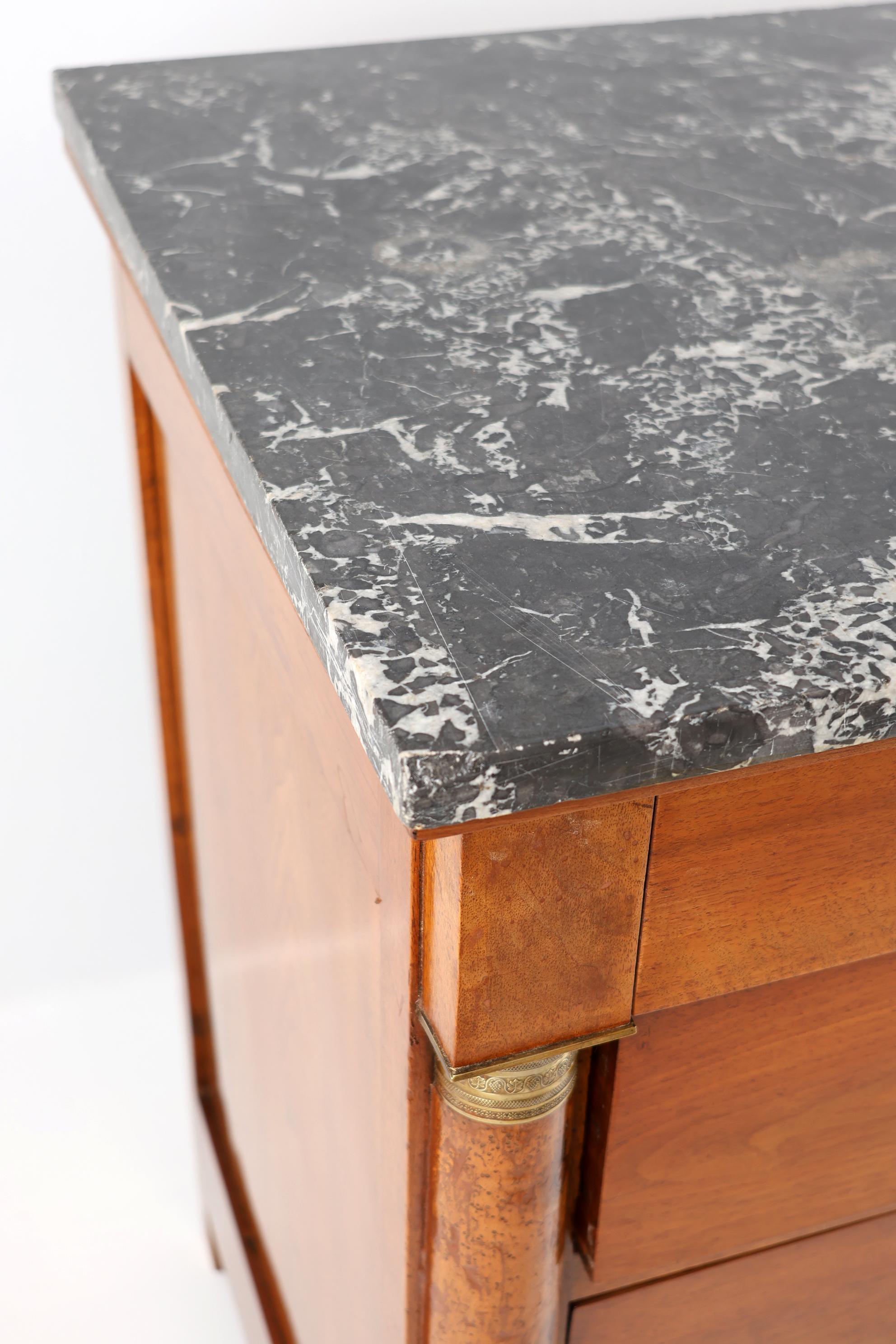 Cassettiera in noce Impero dei primi del XIX secolo con piano in marmo in vendita 2
