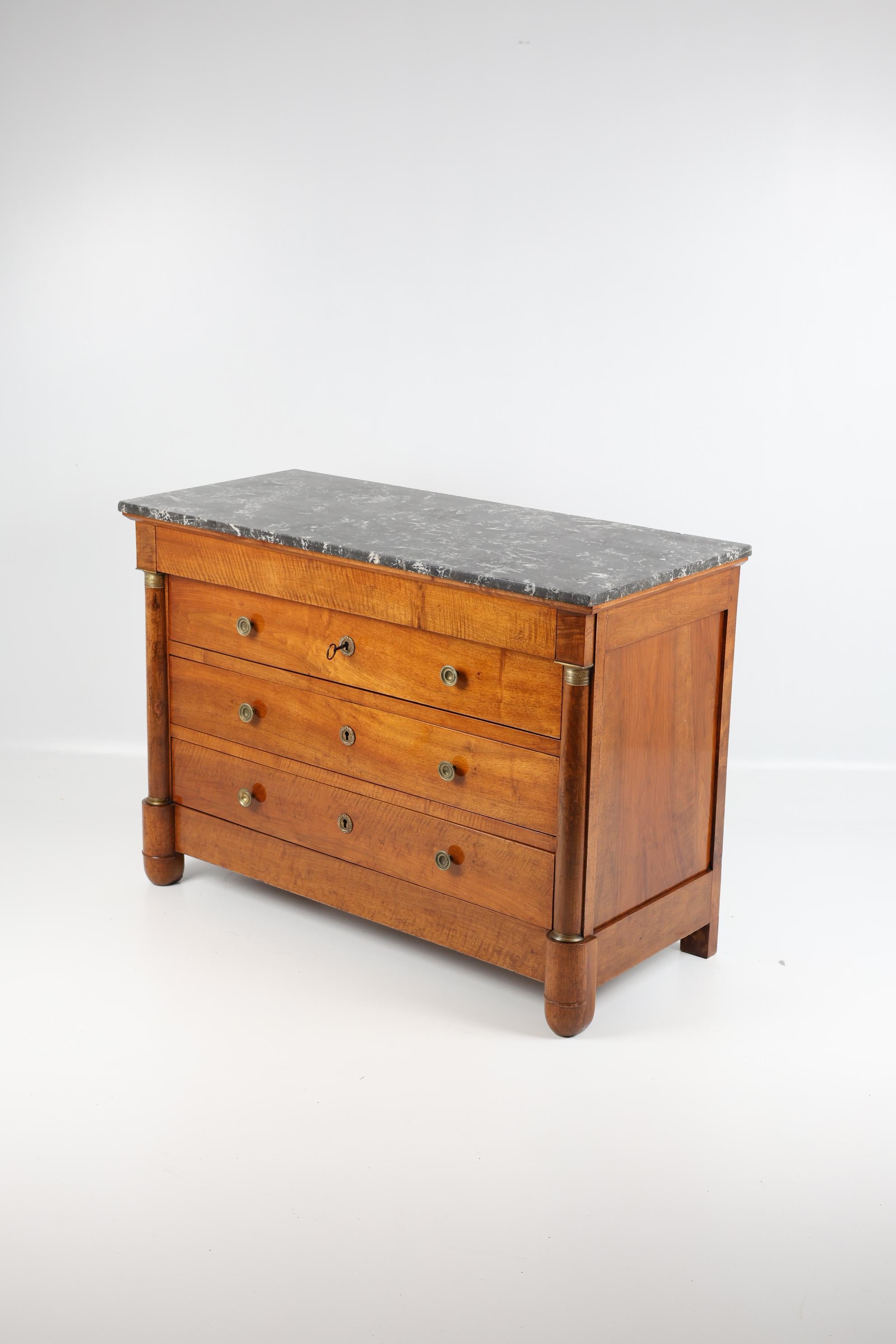 Cassettiera in noce Impero dei primi del XIX secolo con piano in marmo in vendita 8