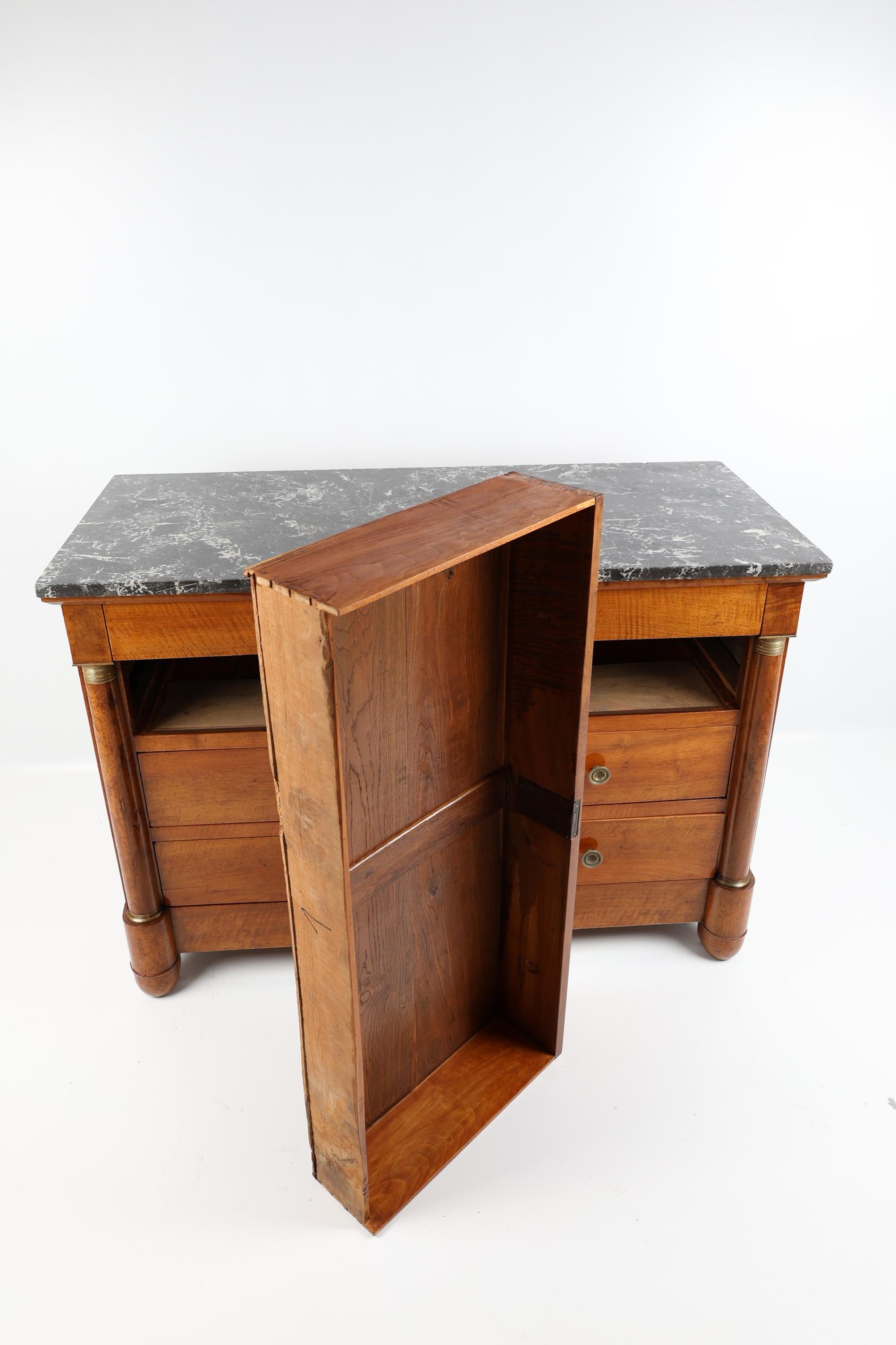 Cassettiera in noce Impero dei primi del XIX secolo con piano in marmo in vendita 10