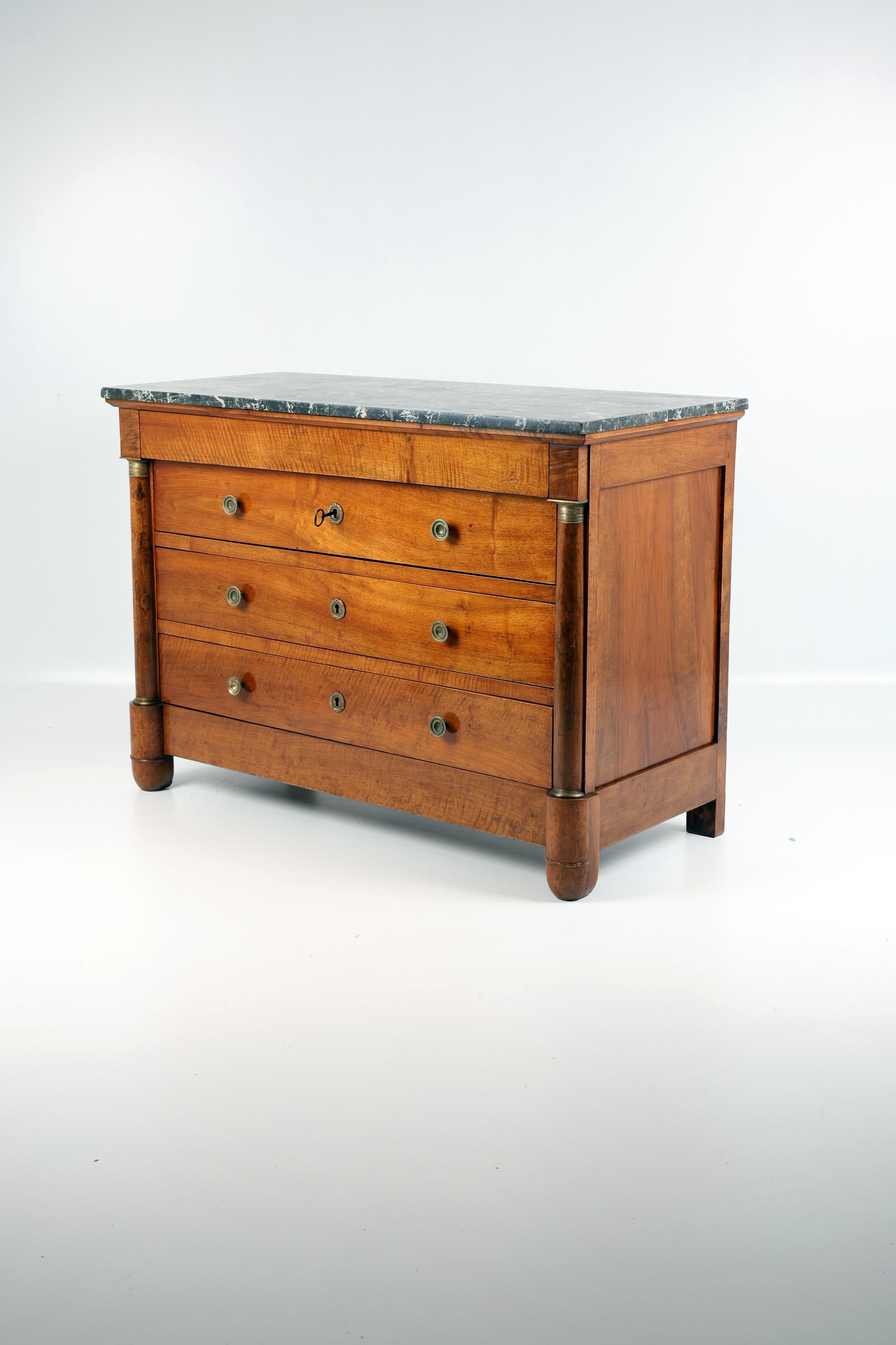 Francese Cassettiera in noce Impero dei primi del XIX secolo con piano in marmo in vendita
