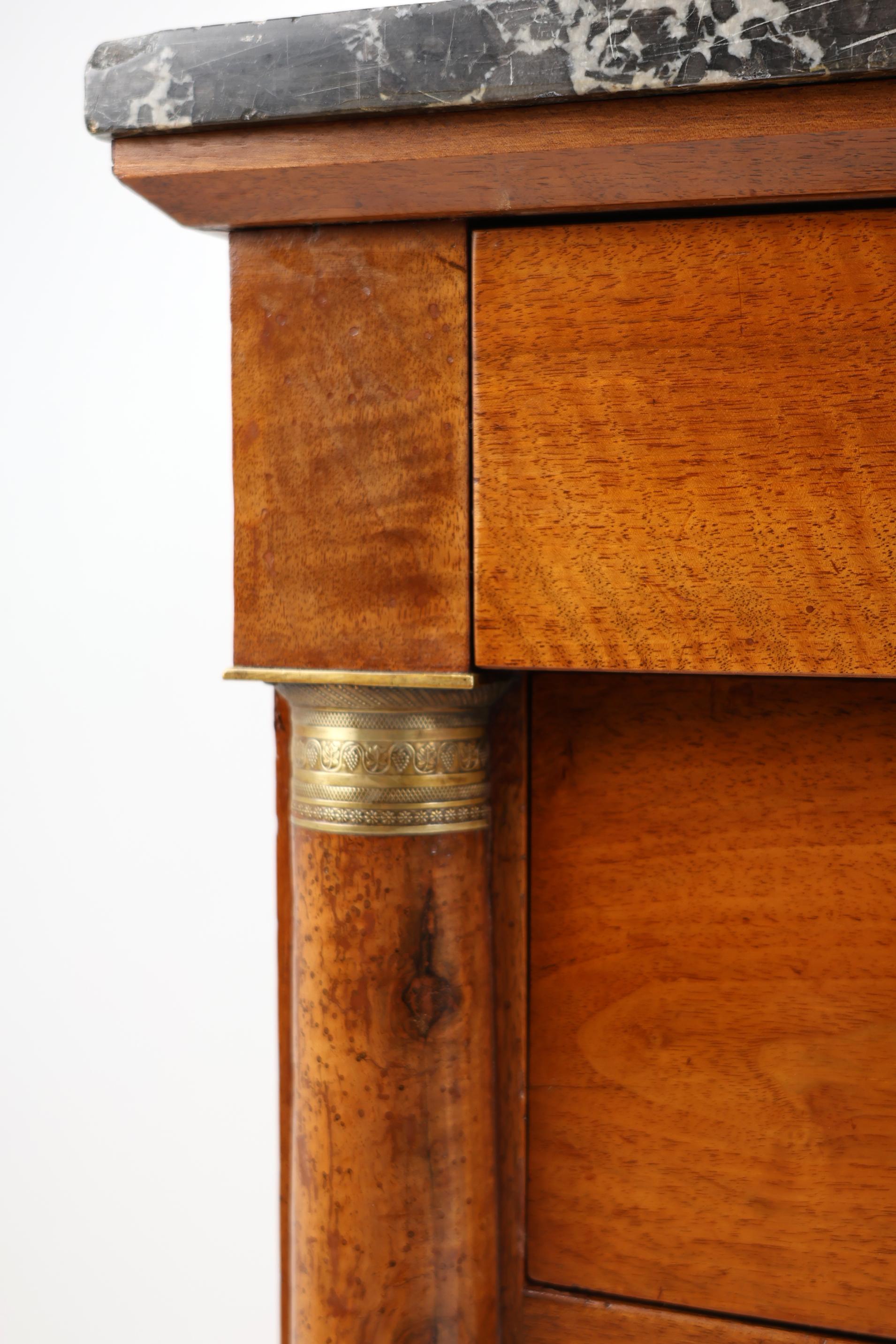 Cassettiera in noce Impero dei primi del XIX secolo con piano in marmo in vendita 1