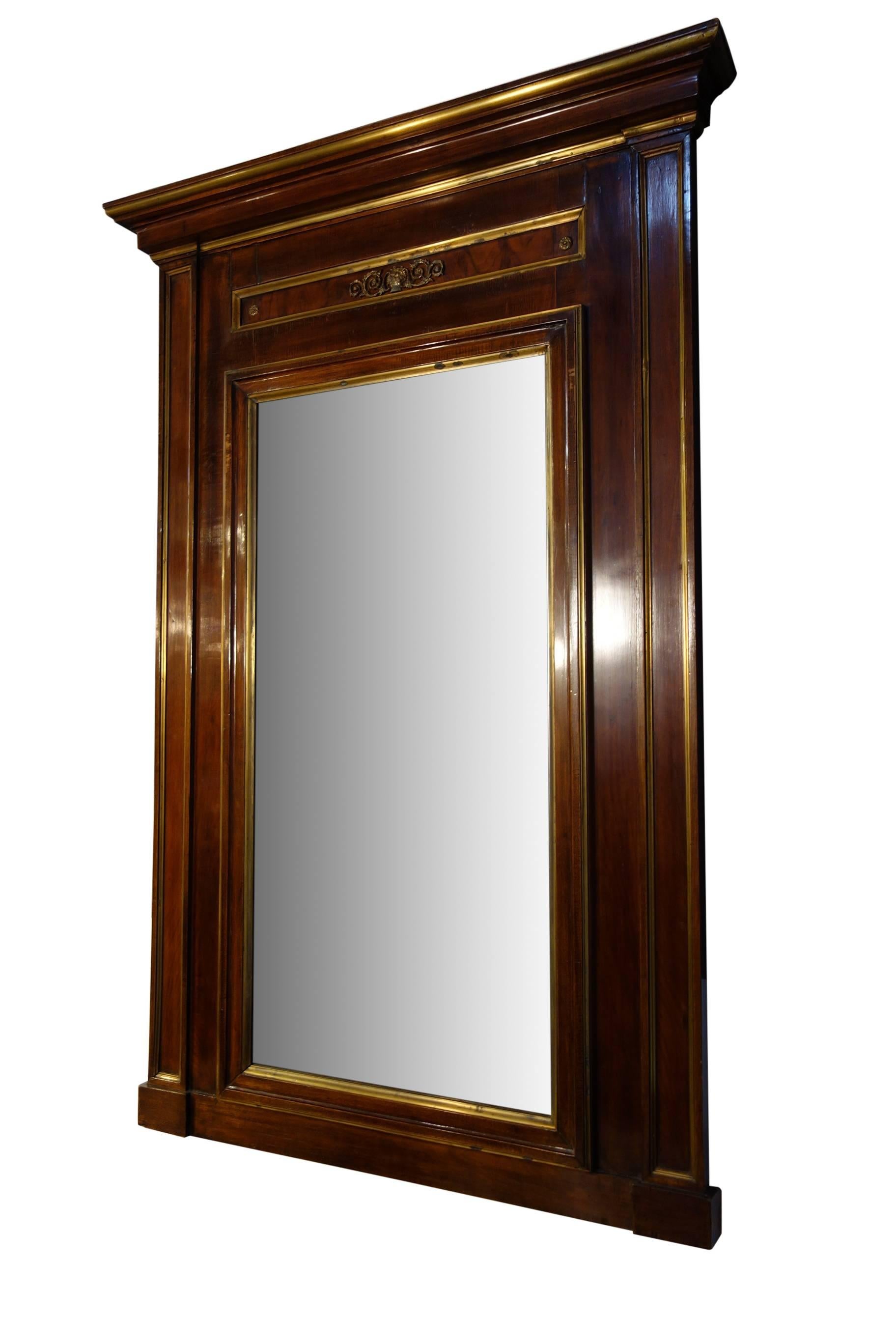 Fait main Miroir Empire du début du 19ème siècle avec cadre en noyer et détails dorés Circa 1820 en vente