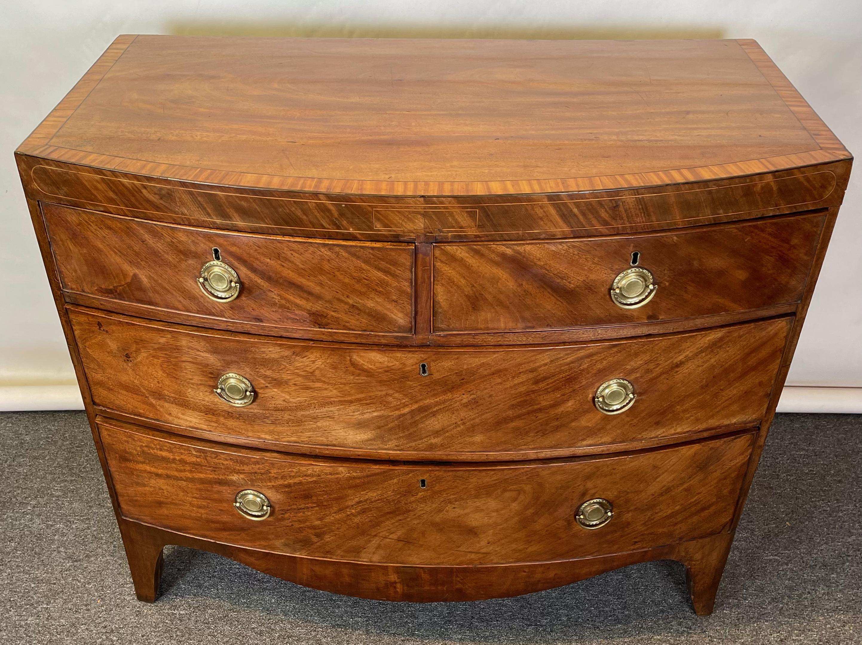 Early 19th Century English Bowfront Chest In Good Condition In Kilmarnock, VA