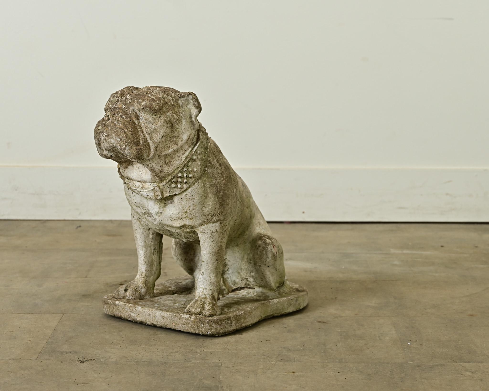 Cette statue de bouledogue anglais datant de 1900 est absolument adorable et sera un excellent compagnon dans votre jardin ou votre intérieur. Un siècle d'exposition aux éléments a laissé une merveilleuse patine qui met en valeur toutes les petites