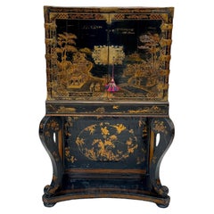 Commode anglaise du début du 19e siècle sur Stand Laque noire et or de Chinoiserie