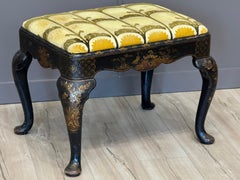 Poggiapiedi decorato a cineserie inglese del primo Ottocento con gambe Queen Anne