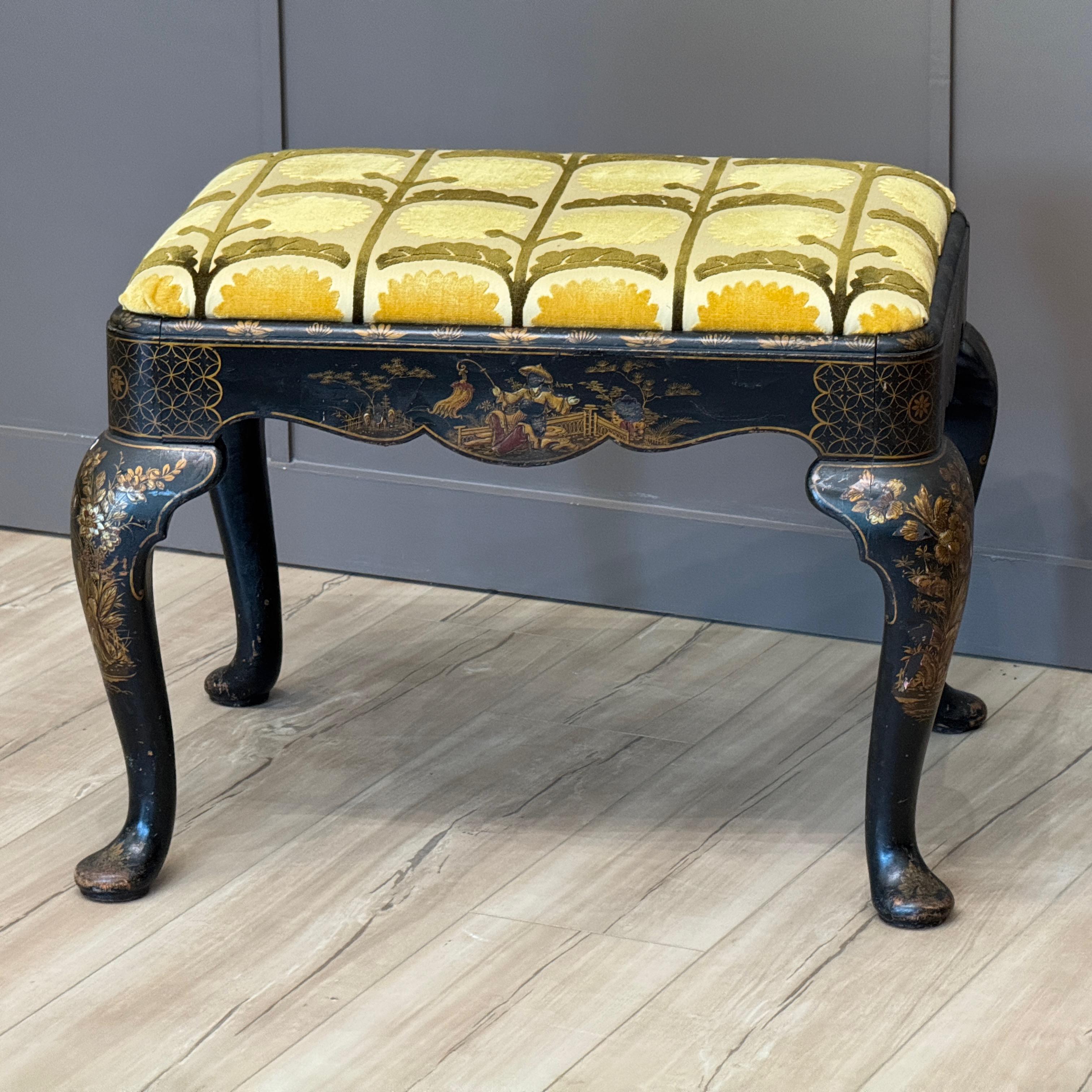Reposapiés inglés de principios del siglo XIX con decoración Chinoiserie y patas Queen Anne Británico en venta