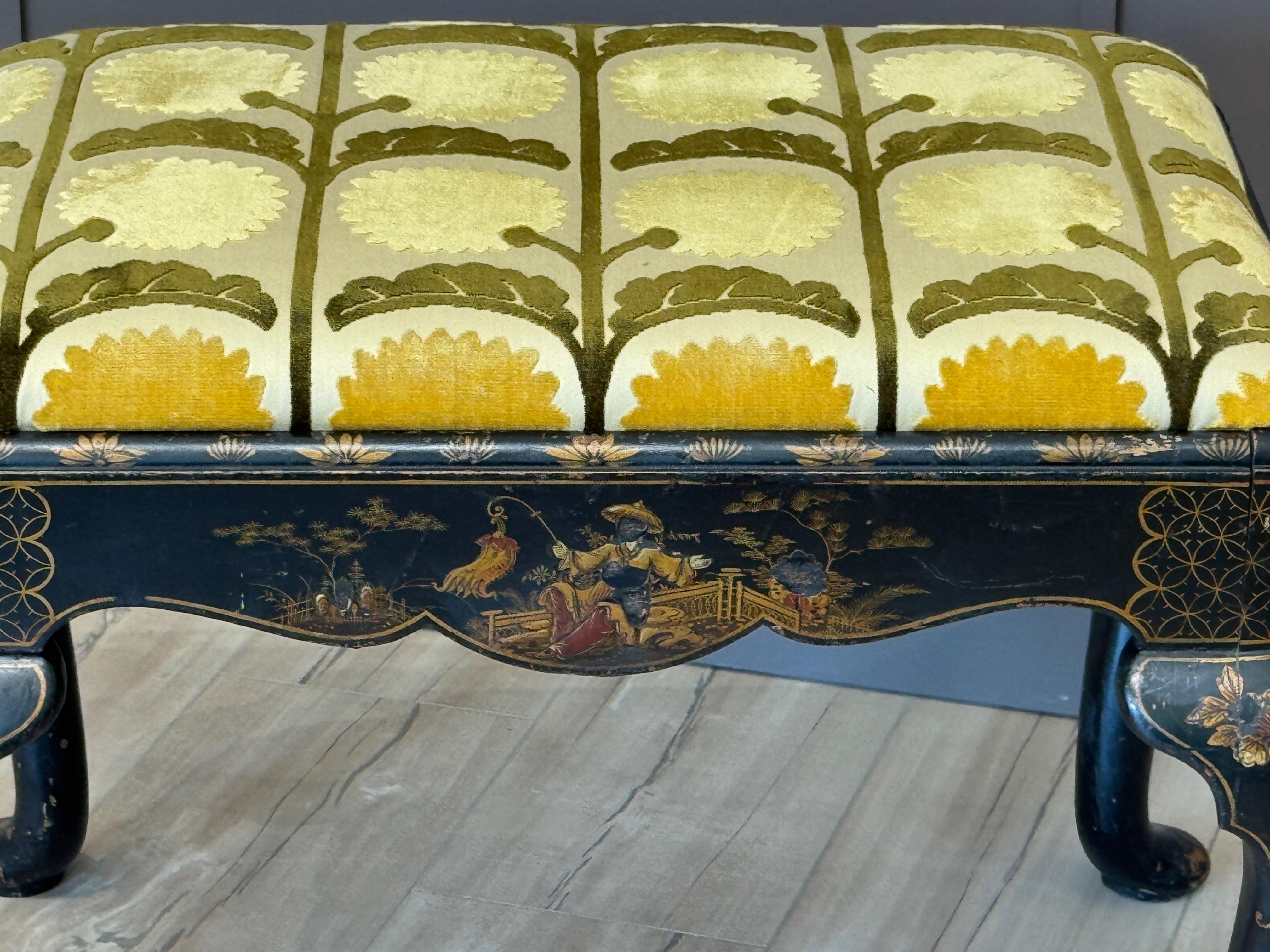 Reposapiés inglés de principios del siglo XIX con decoración Chinoiserie y patas Queen Anne Tapicería en venta
