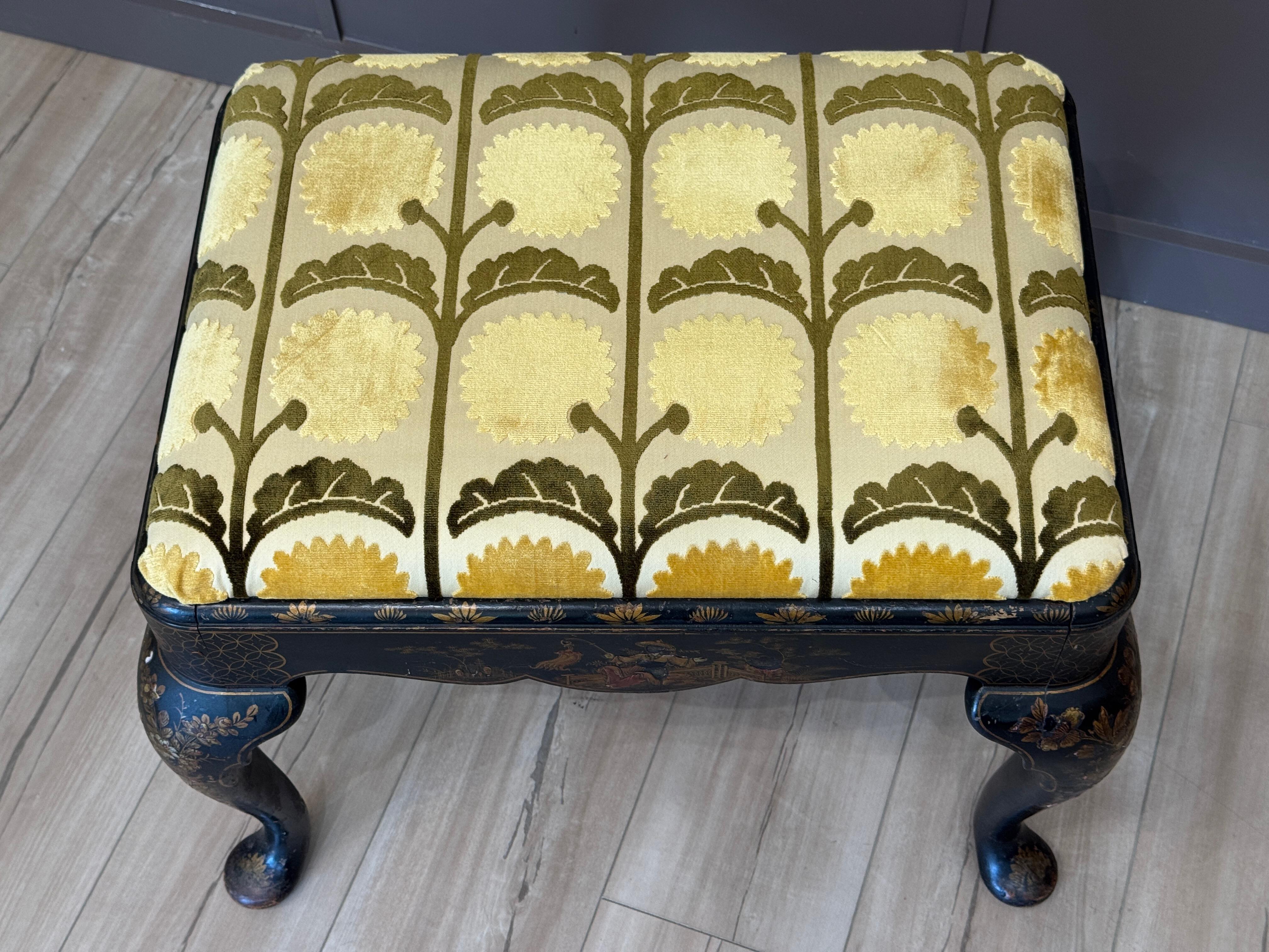Reposapiés inglés de principios del siglo XIX con decoración Chinoiserie y patas Queen Anne en venta 1
