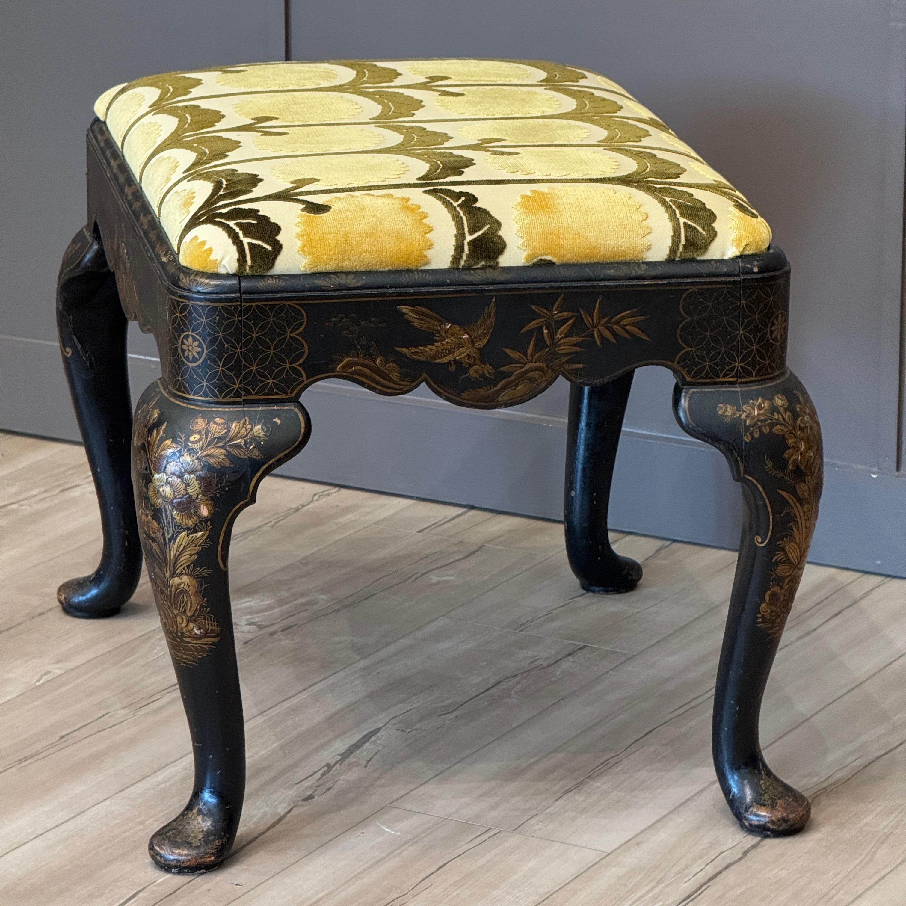 Reposapiés inglés de principios del siglo XIX con decoración Chinoiserie y patas Queen Anne en venta 2