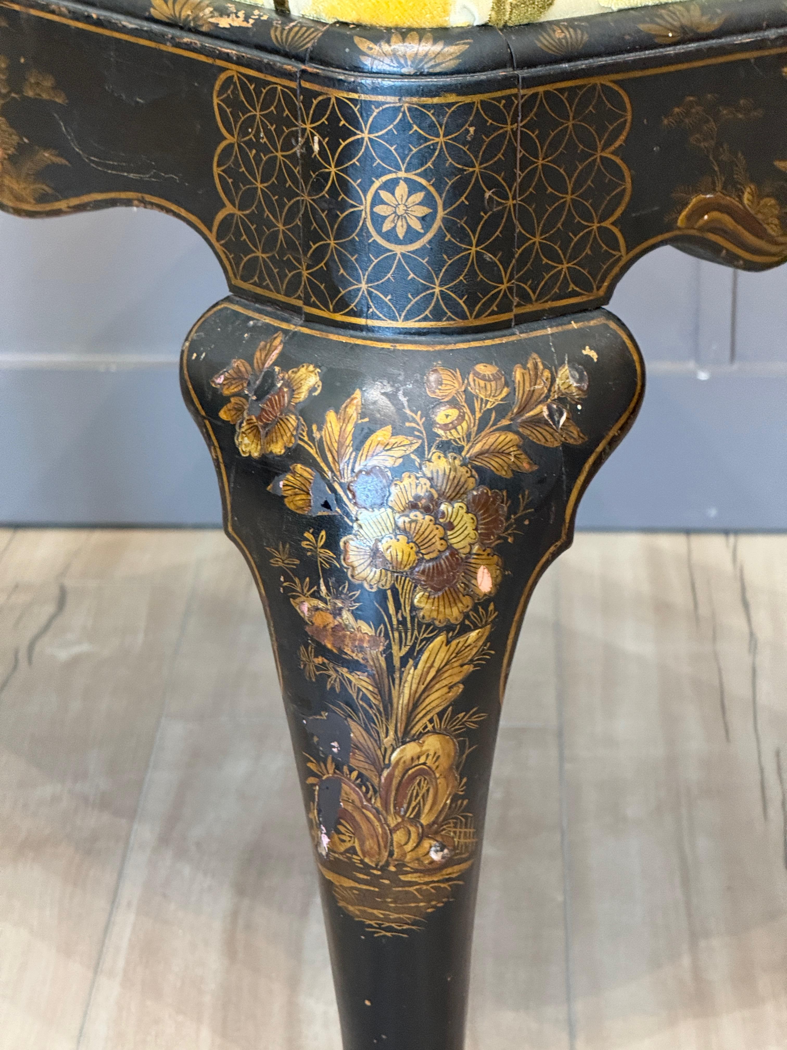 Reposapiés inglés de principios del siglo XIX con decoración Chinoiserie y patas Queen Anne en venta 3