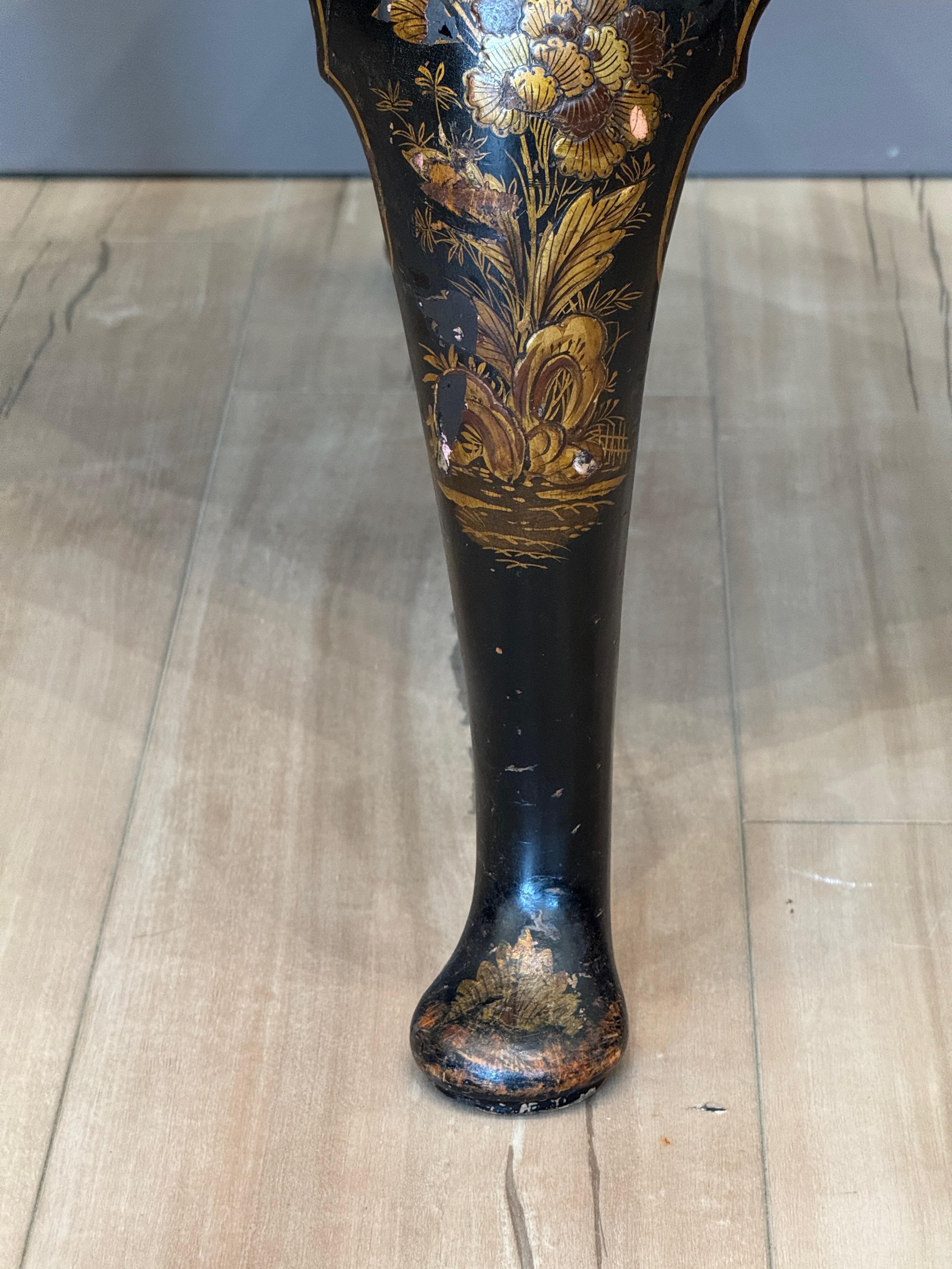 Reposapiés inglés de principios del siglo XIX con decoración Chinoiserie y patas Queen Anne en venta 4