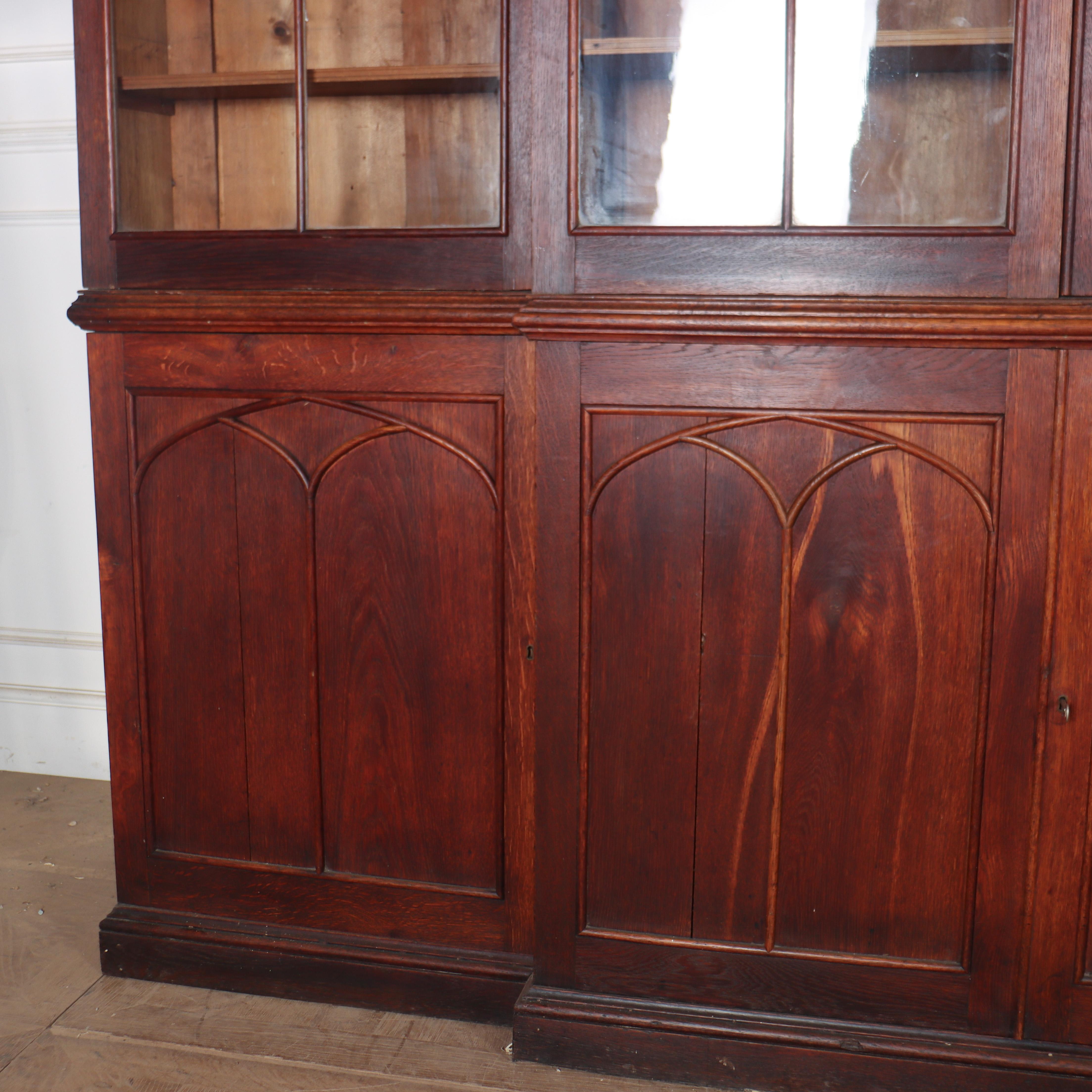 Stunning early 19th century English oak country house gothic bookcase with wonderful colour, creates a real statement piece. 1810.

Shelf depth on the wings: 7.5in (19.5cm)

Shelf depth in the centre: 11.5in (29cm)

Code: 8745

Dimensions:
W: 92
