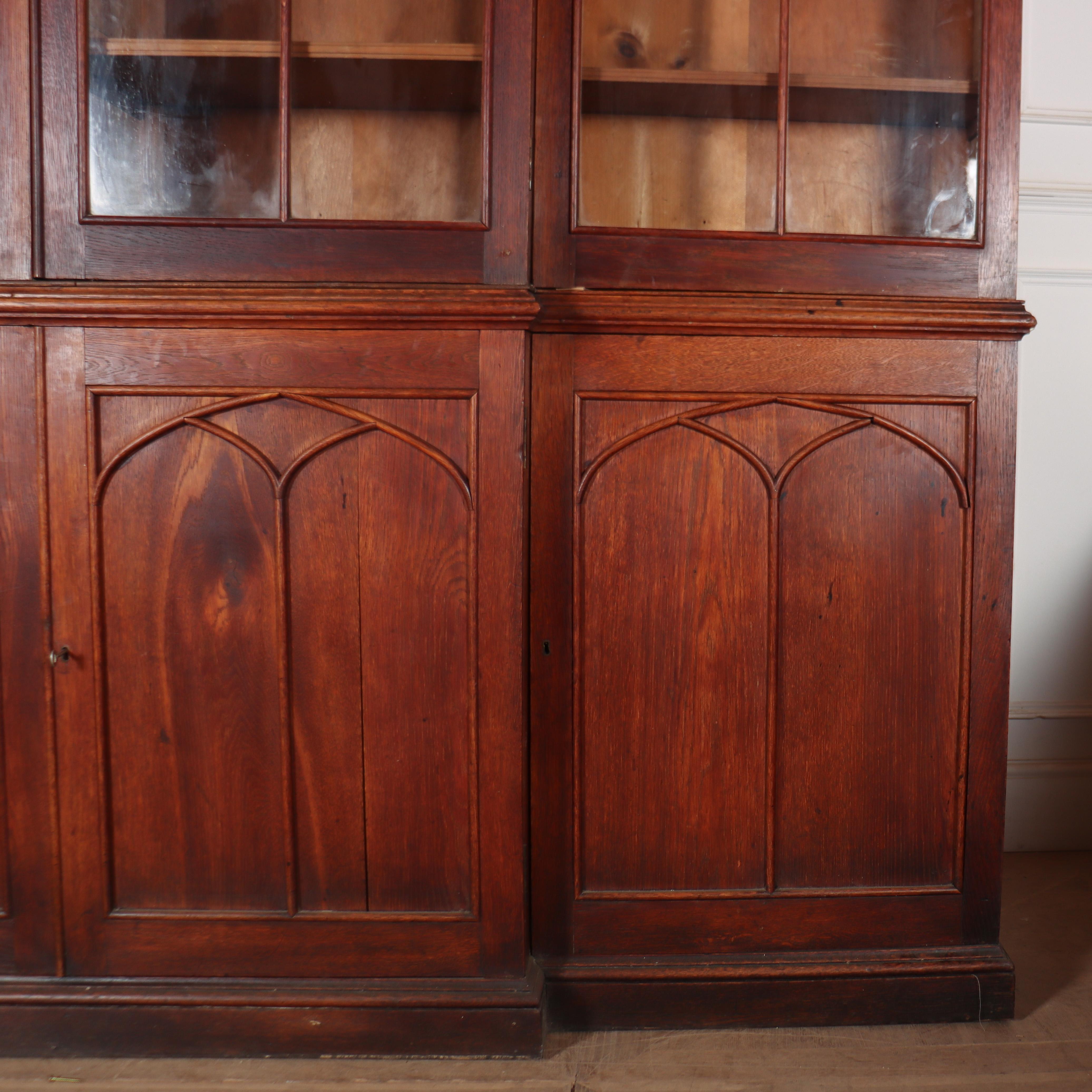 Early 19th Century English Country House Gothic Bookcase In Good Condition For Sale In Leamington Spa, Warwickshire