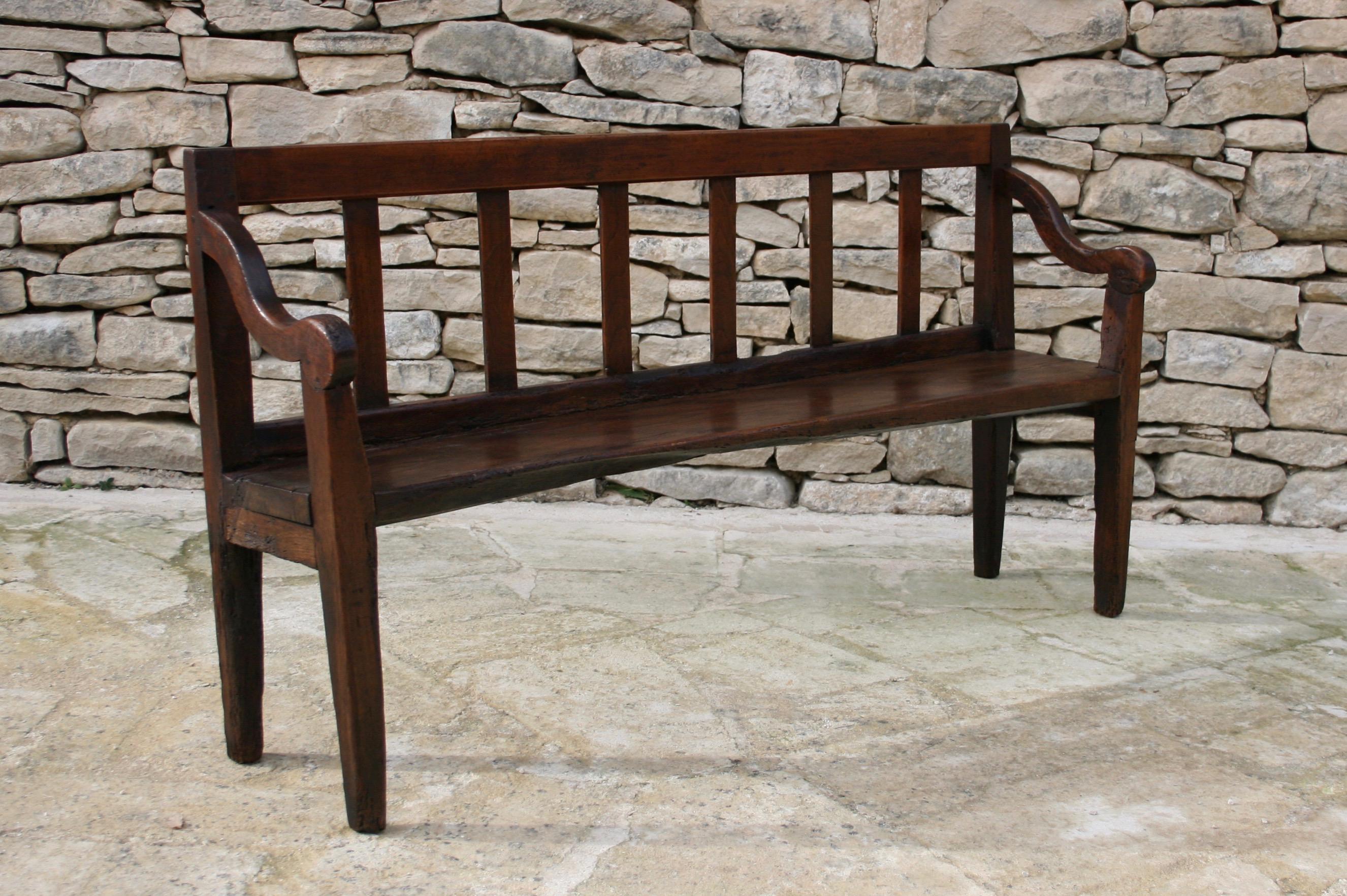 Early 19th Century English Country House Hall Bench in Chestnut and Walnut In Good Condition In Tetbury, Gloucestershire