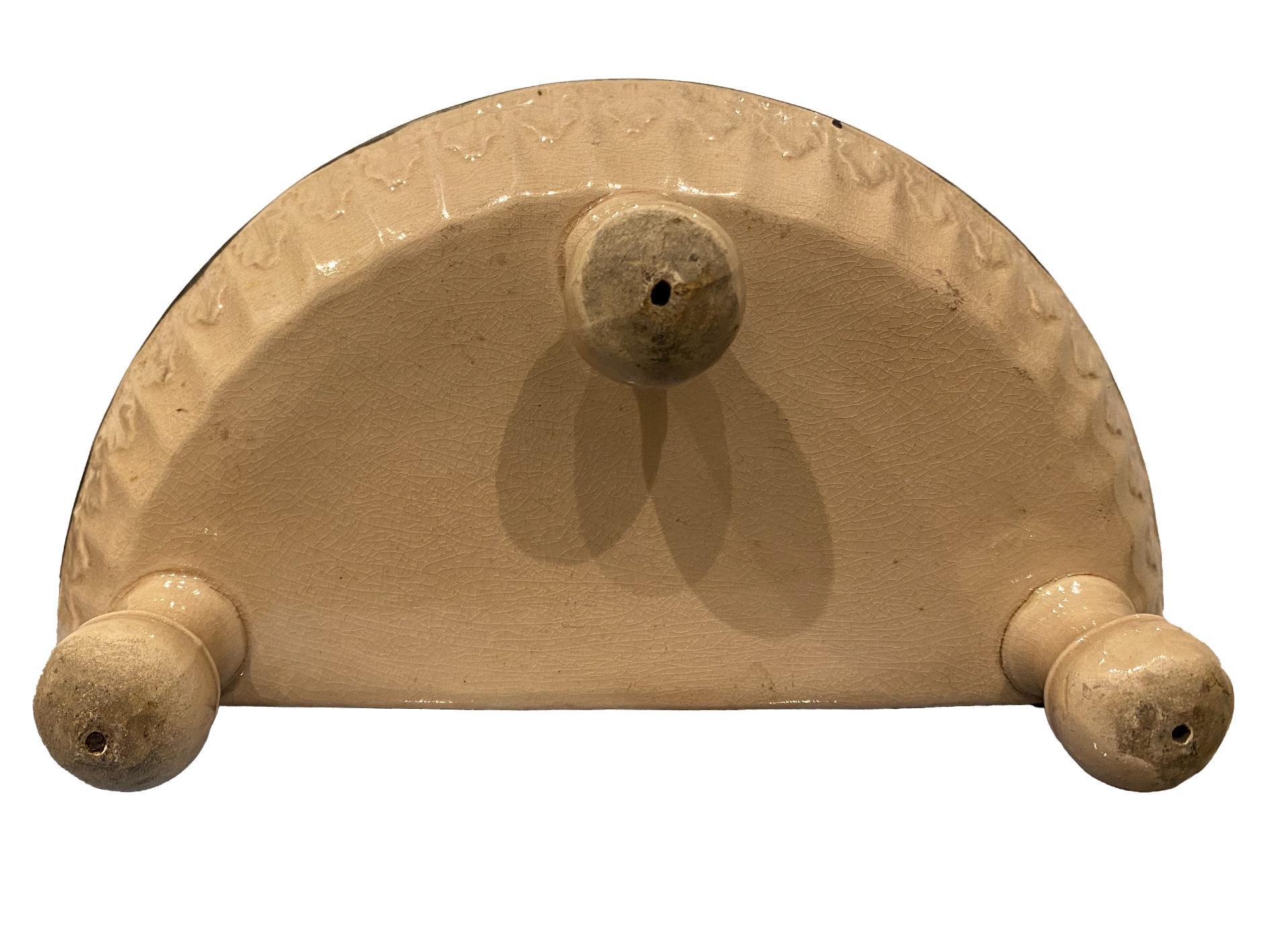 XIXe siècle Pot à beurre anglais en faïence Demilune du début du 19ème siècle avec couvercle en vente