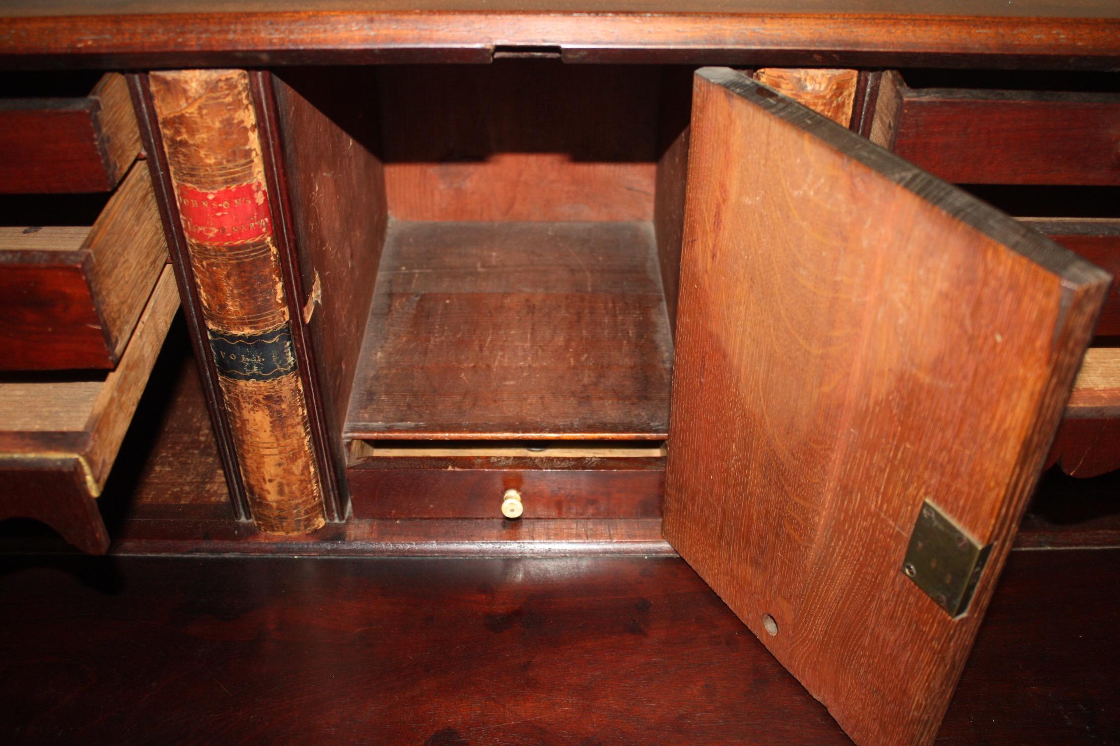 Englischer Schreibtisch des frühen 19. Jahrhunderts im Angebot 5