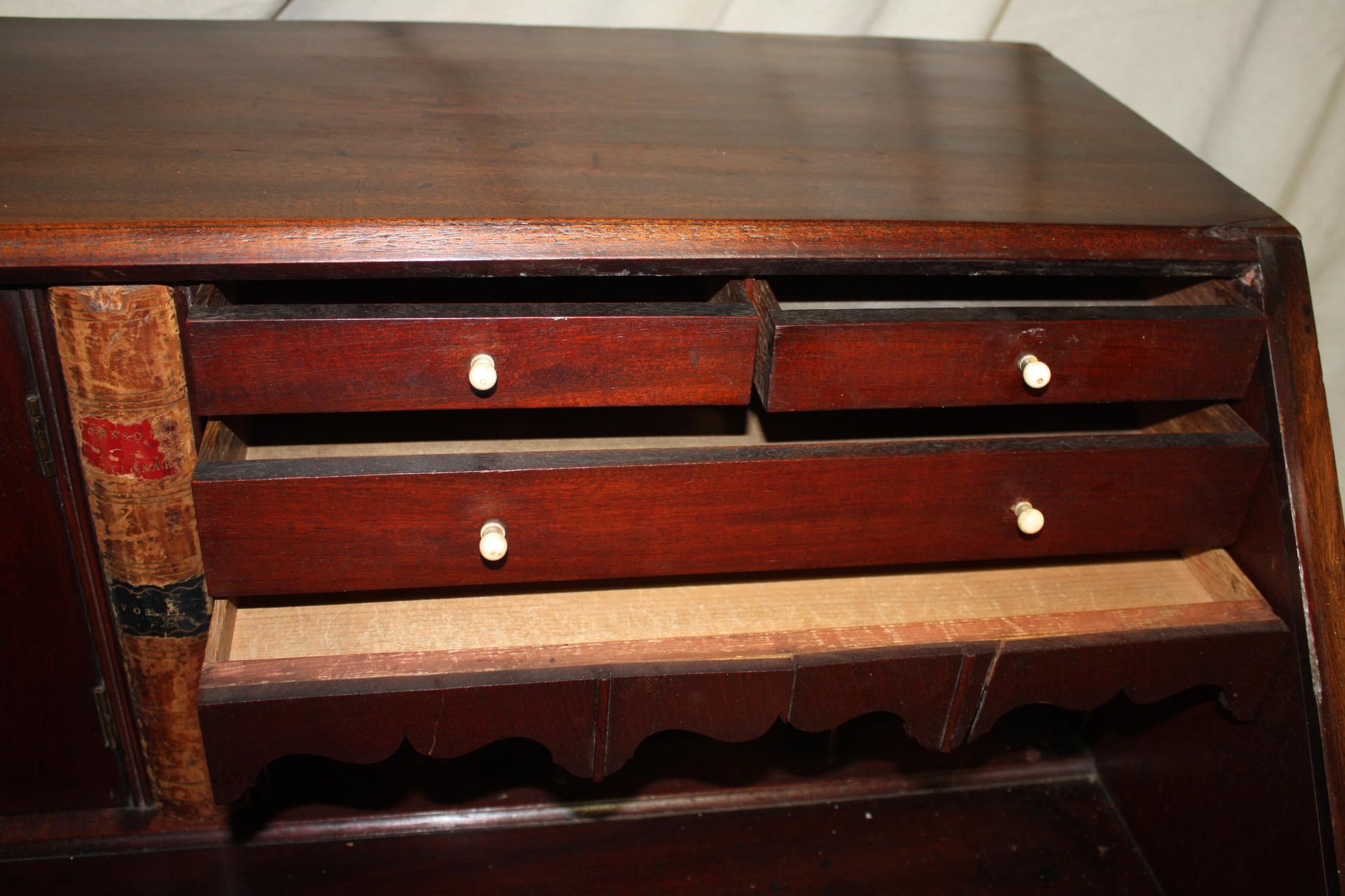 Early 19th Century English Desk For Sale 6