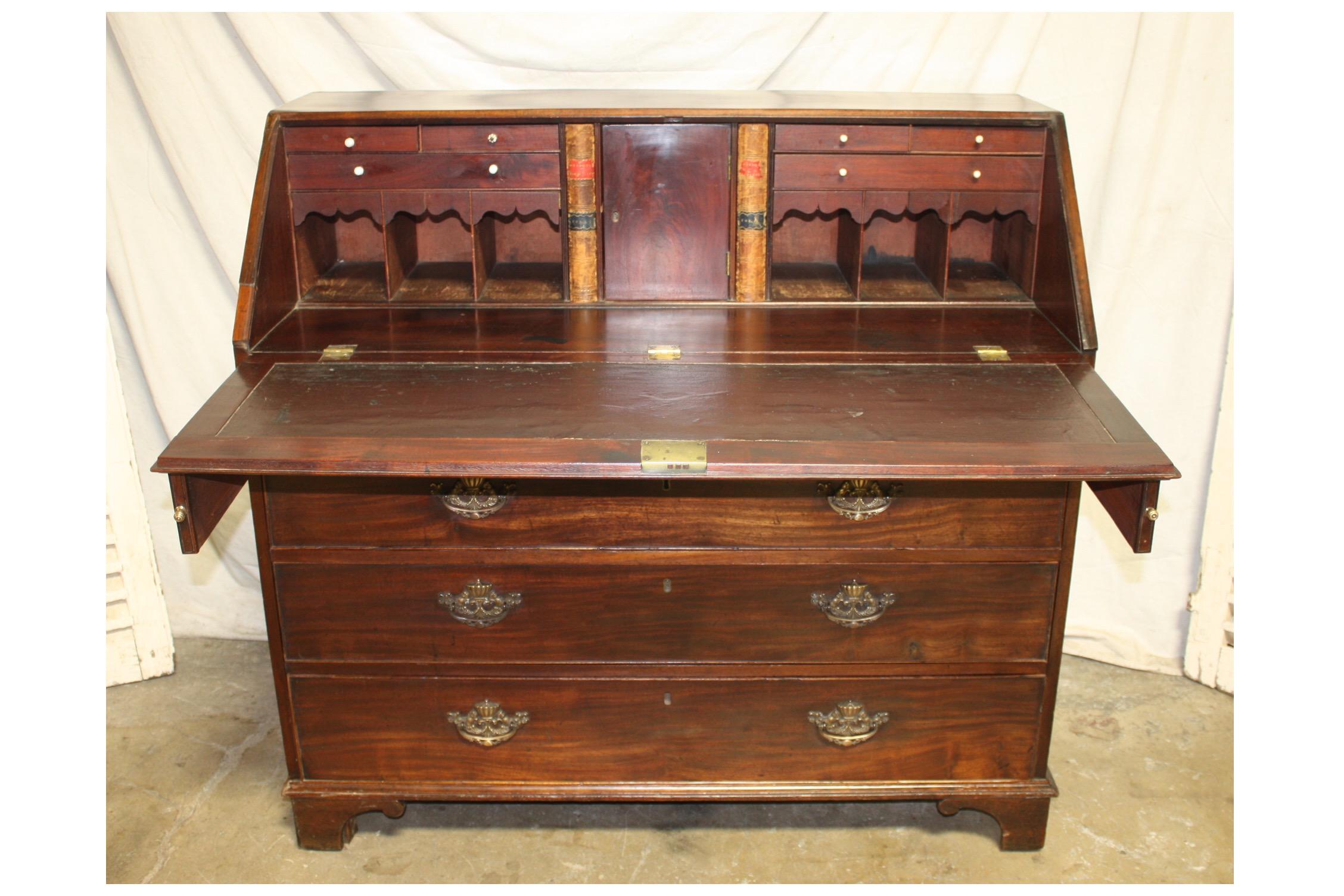 Englischer Schreibtisch des frühen 19. Jahrhunderts (Marketerie) im Angebot