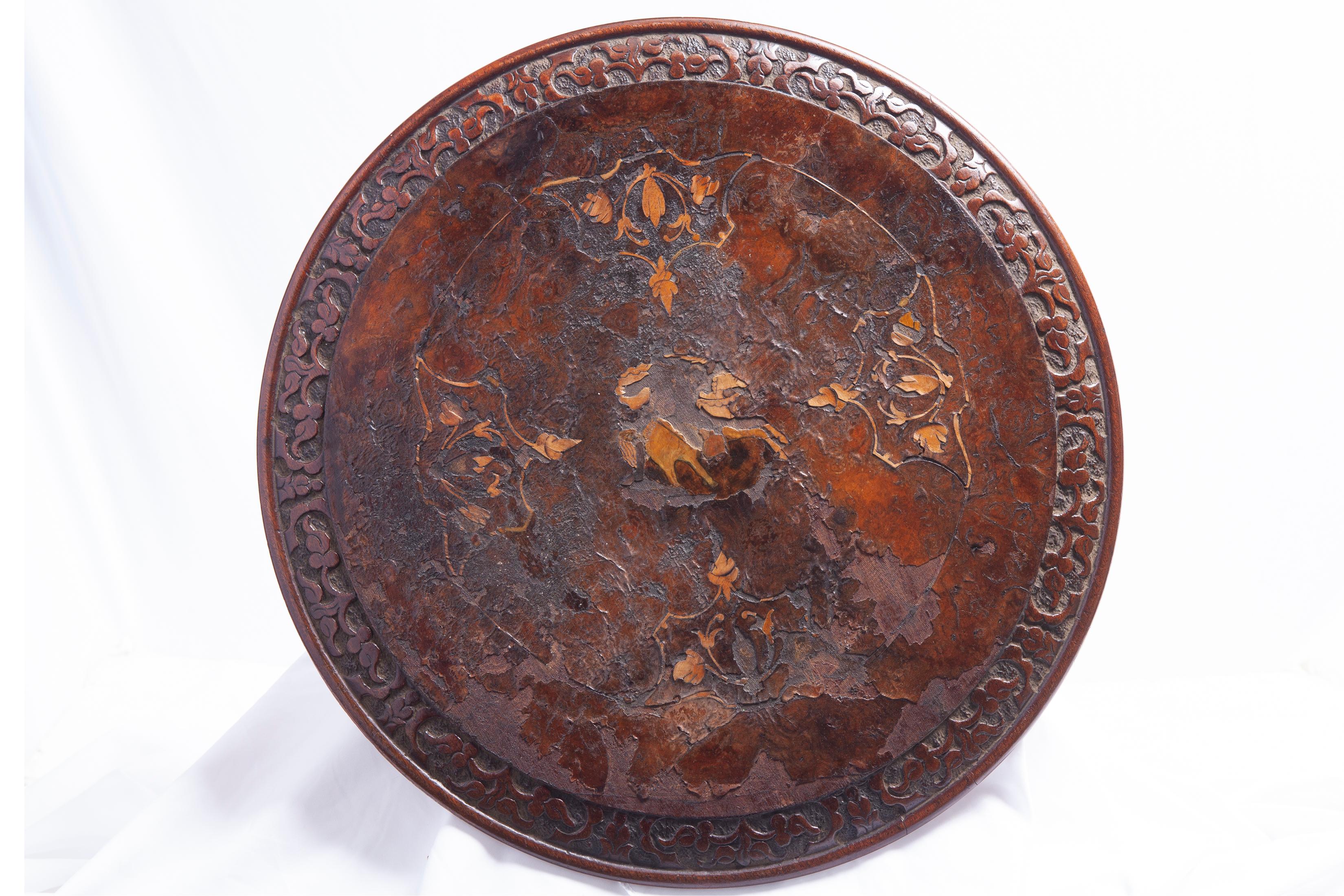 Sculpté à la main Table d'appoint ronde anglaise du début du 19e siècle, en marqueterie et à l'aspect vieilli en vente