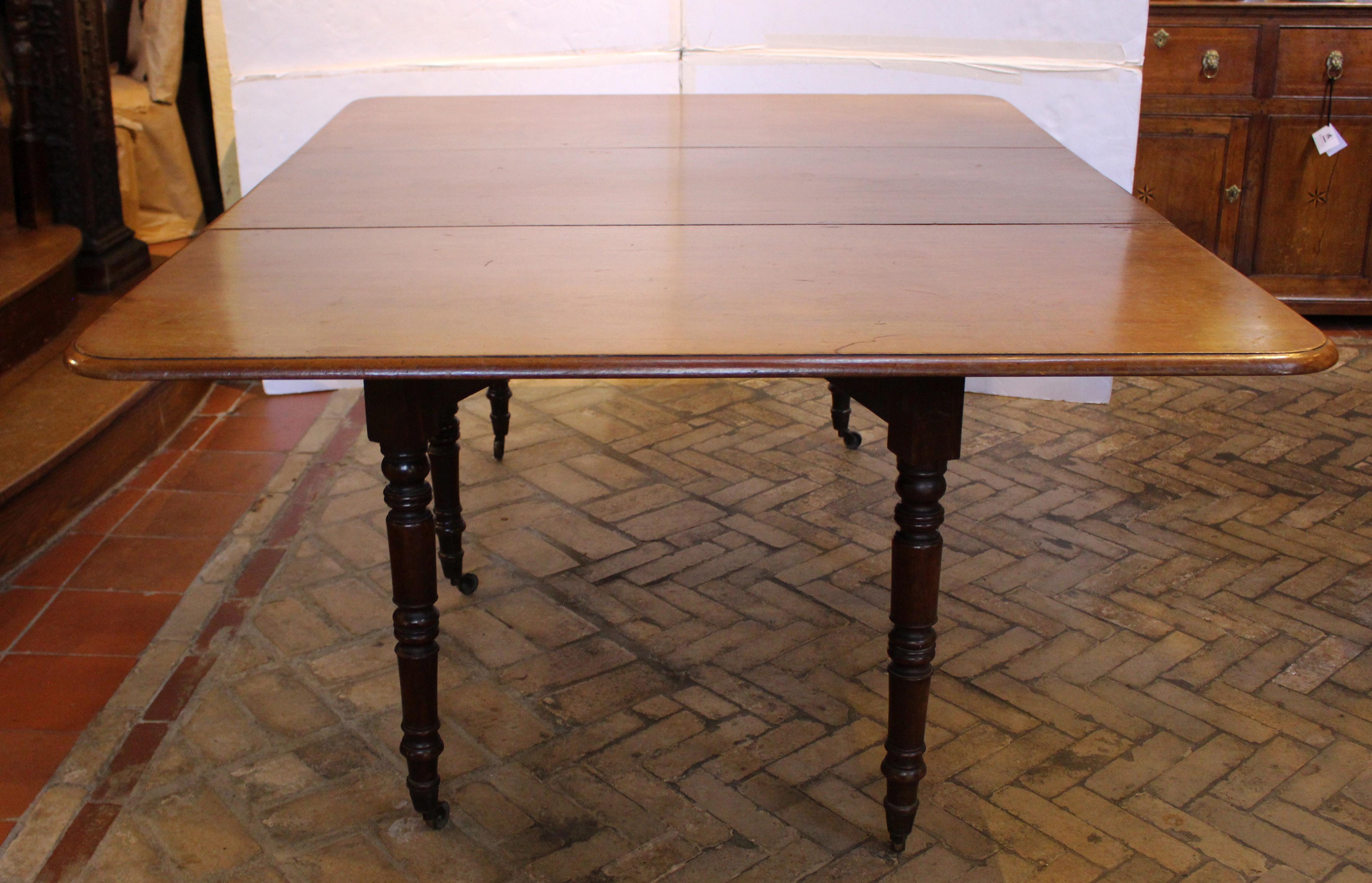 Bois Table de salle à manger anglaise du début du 19e siècle à double grille et à abattant en vente