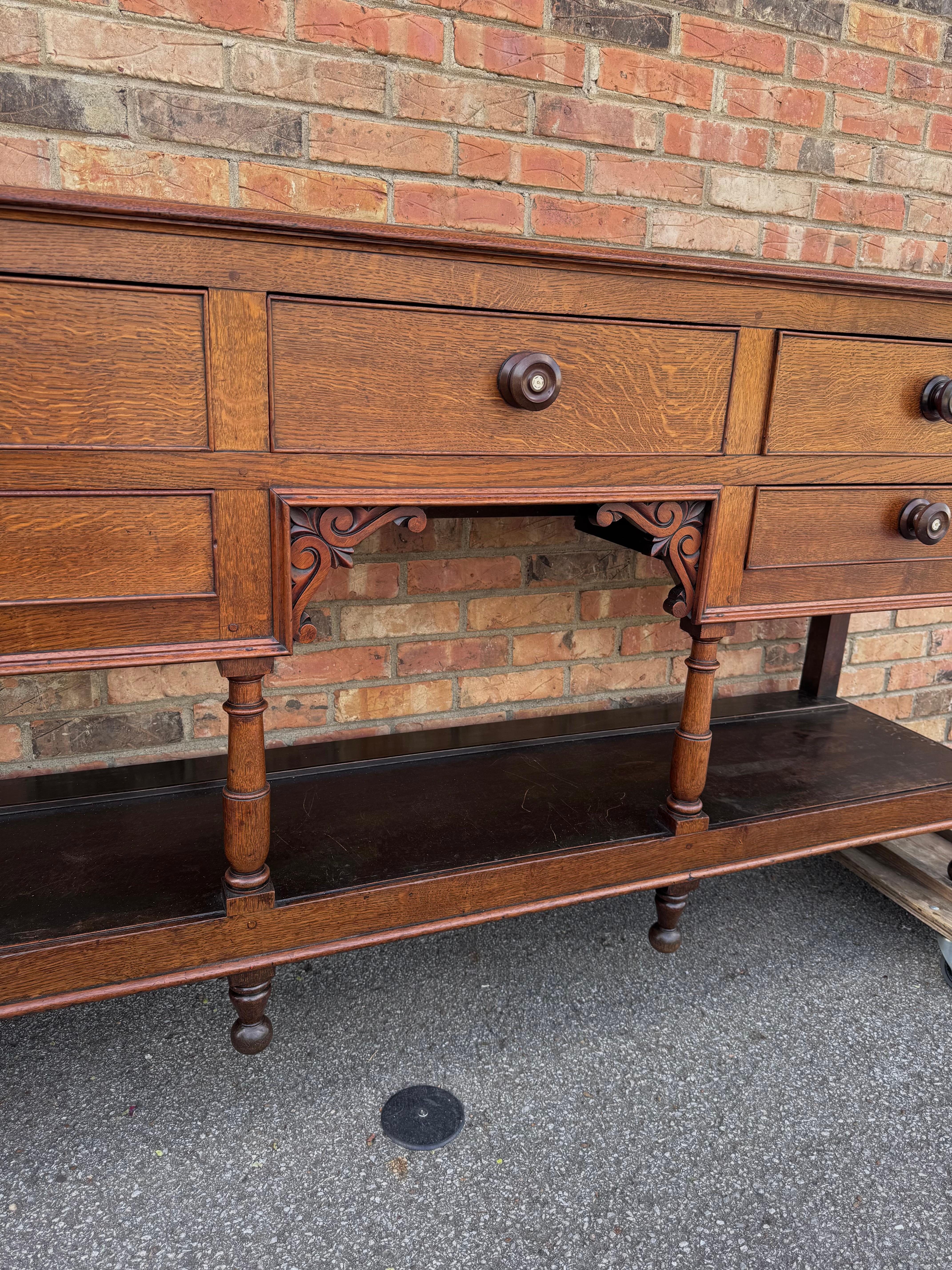 Possiedi un pezzo di storia con questa base per comò gallese del 19° secolo con ripiano per vasi. Realizzato con un fascino senza tempo, questo comò antico emana una semplicità rustica. La robusta struttura in legno e la calda patina raccontano una