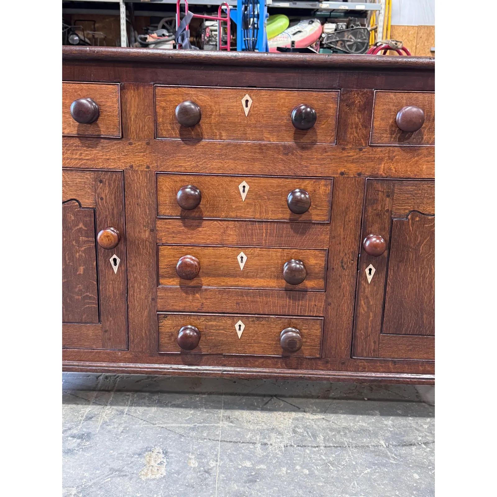 Se trata de un hermoso c1820  Base de cómoda inglesa con tiradores originales, acompañada de preciosas escudillas con incrustaciones de hueso que acentúan el cajón y las bocallaves. Esta pieza de roble inglés macizo dará estilo a cualquier