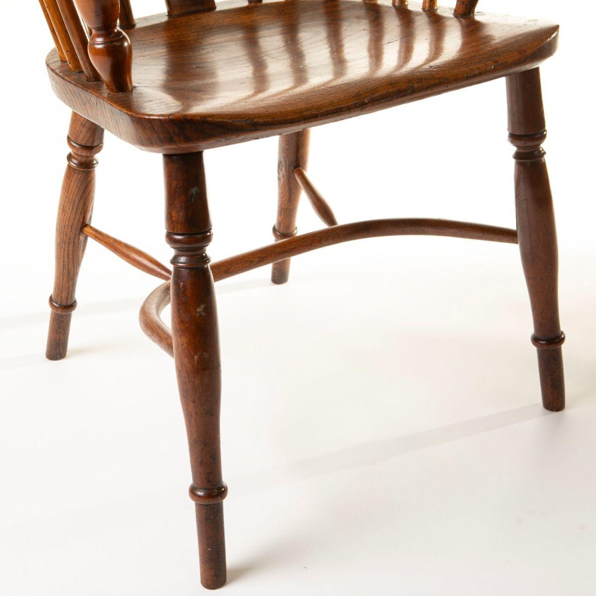 Poltrona Windsor inglese in olmo e legno di tasso dei primi del XIX secolo in vendita 4