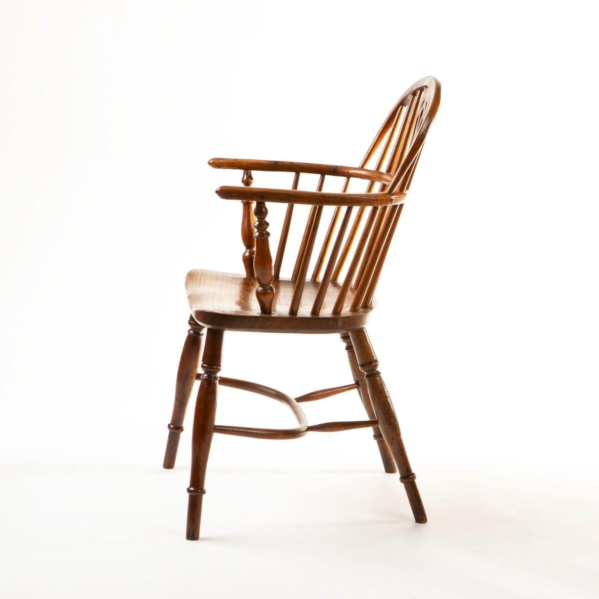 Poltrona Windsor con seduta e gambe in olmo e schienale, braccioli e fusi realizzati con il caratteristico legno di tasso dalle bellissime venature, un materiale spesso utilizzato nelle precedenti sedie Windsor.

Di fattura elegante e in ottime