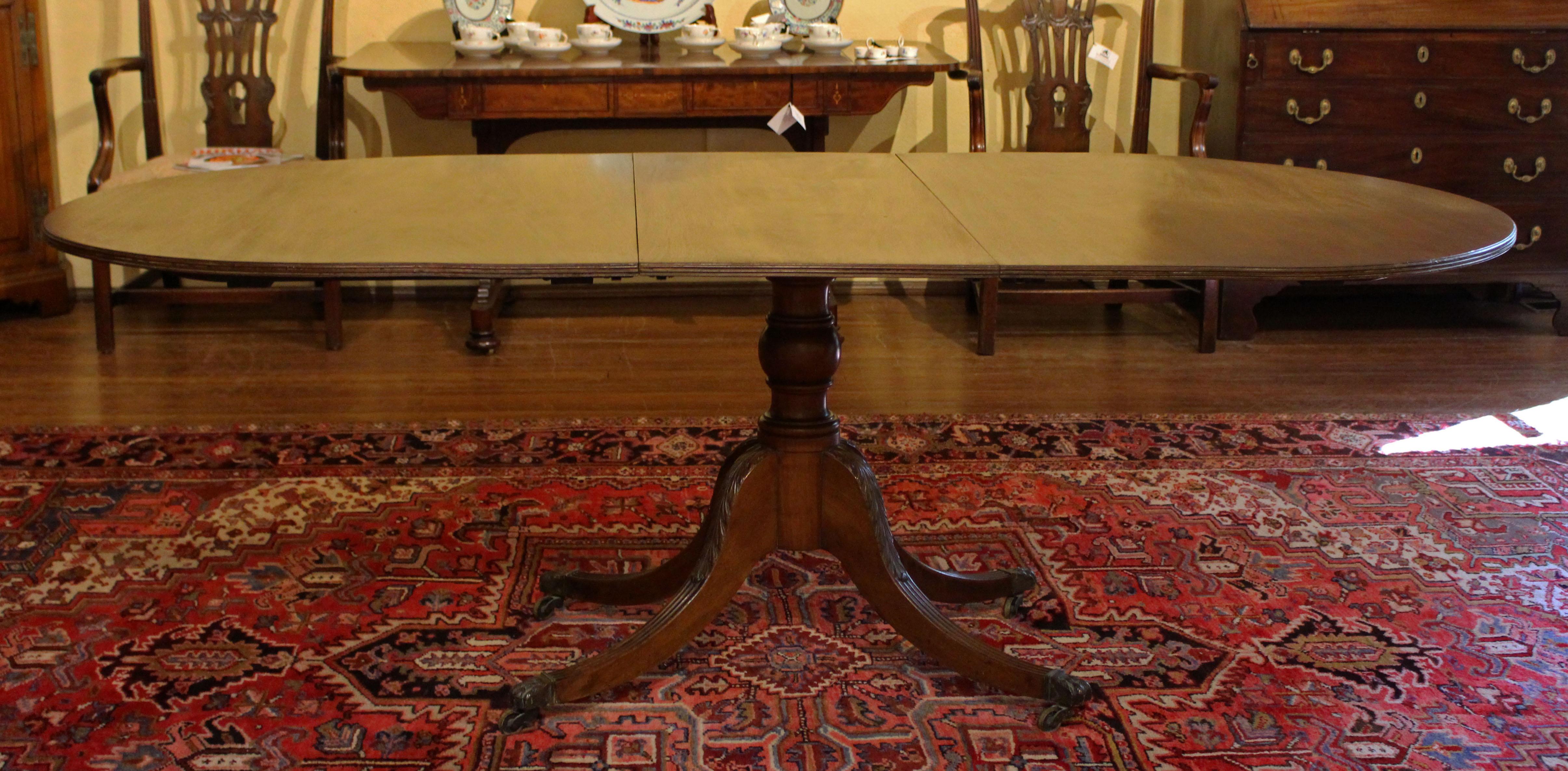 Georgian Early 19th Century English Expandable Pedestal Dining Table 