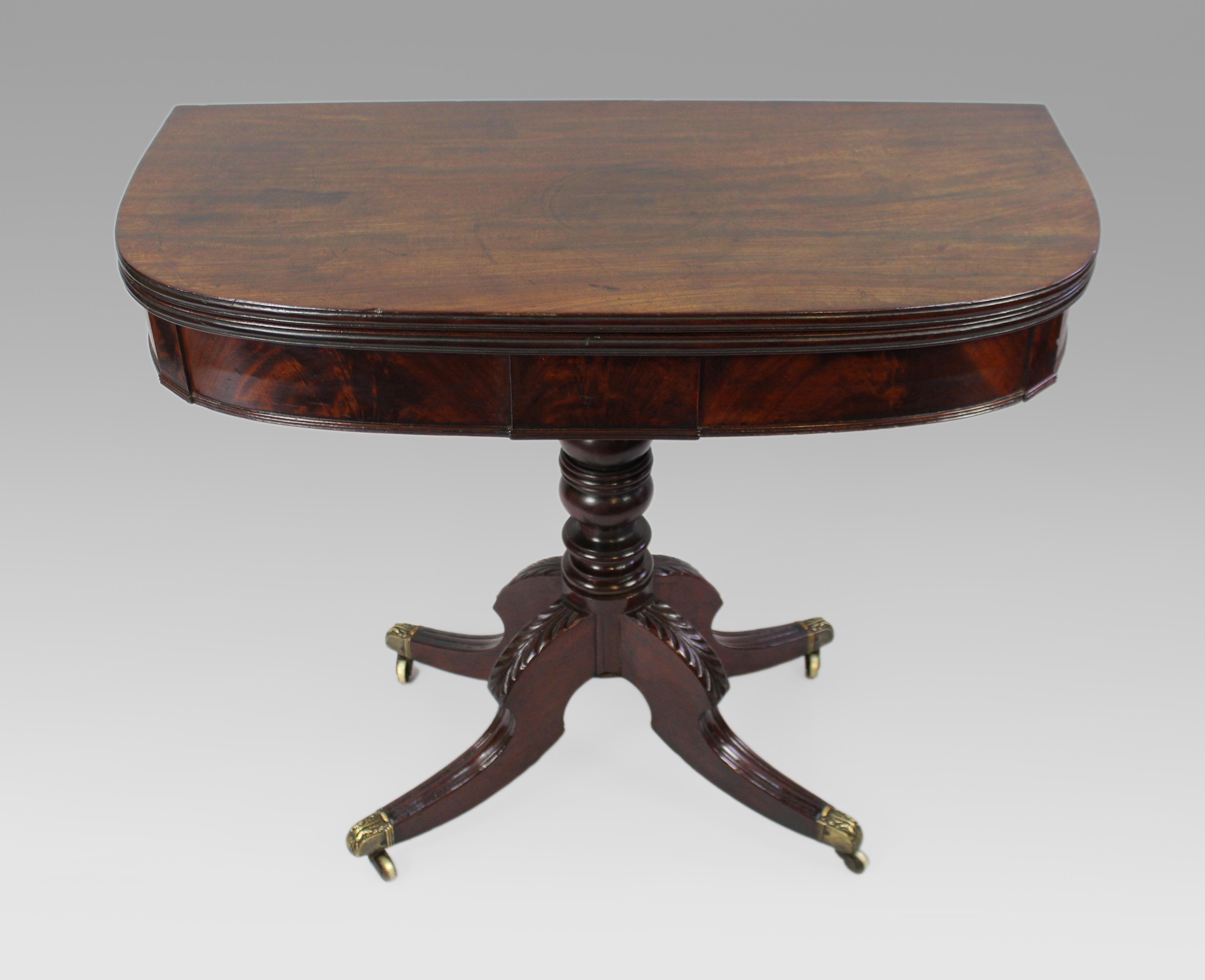 Tavolo da tè Foldes in mogano a fiamma inglese dell'inizio del XIX secolo
Origine: Inghilterra
Data: Circa 1820
Materiali: Mogano a fiamma, ottone
Dimensioni:

Altezza: 74 cm (29 1/8 in)

Larghezza (chiuso): 91,5 cm (36 pollici)

Profondità