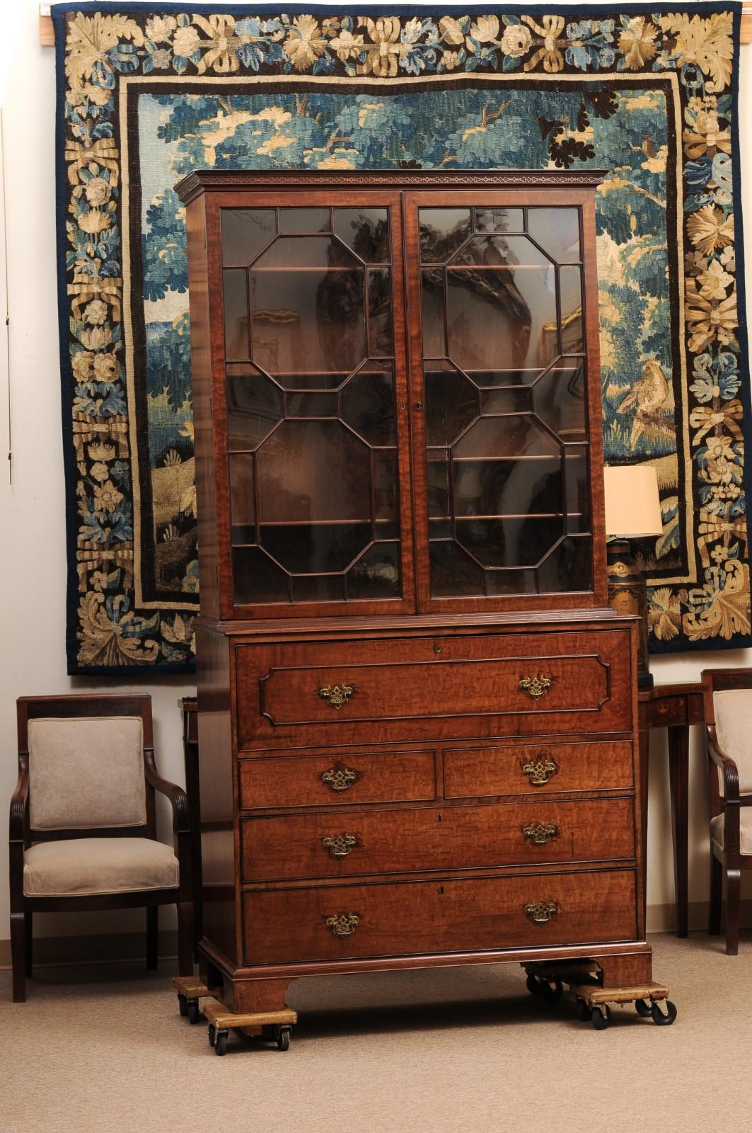 Début du 19e siècle Anglais George III Fiddleback Mahogany Secretary Bookcase with Carved Detail, ca. 1800