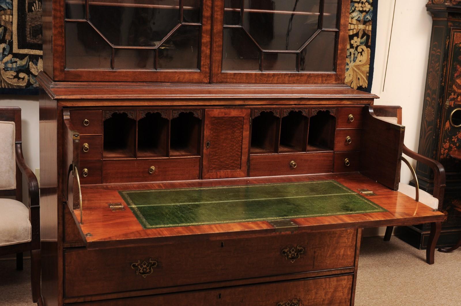 XIXe siècle Début du 19ème siècle Anglais George III Fiddleback Mahogany Secretary Bookcase en vente